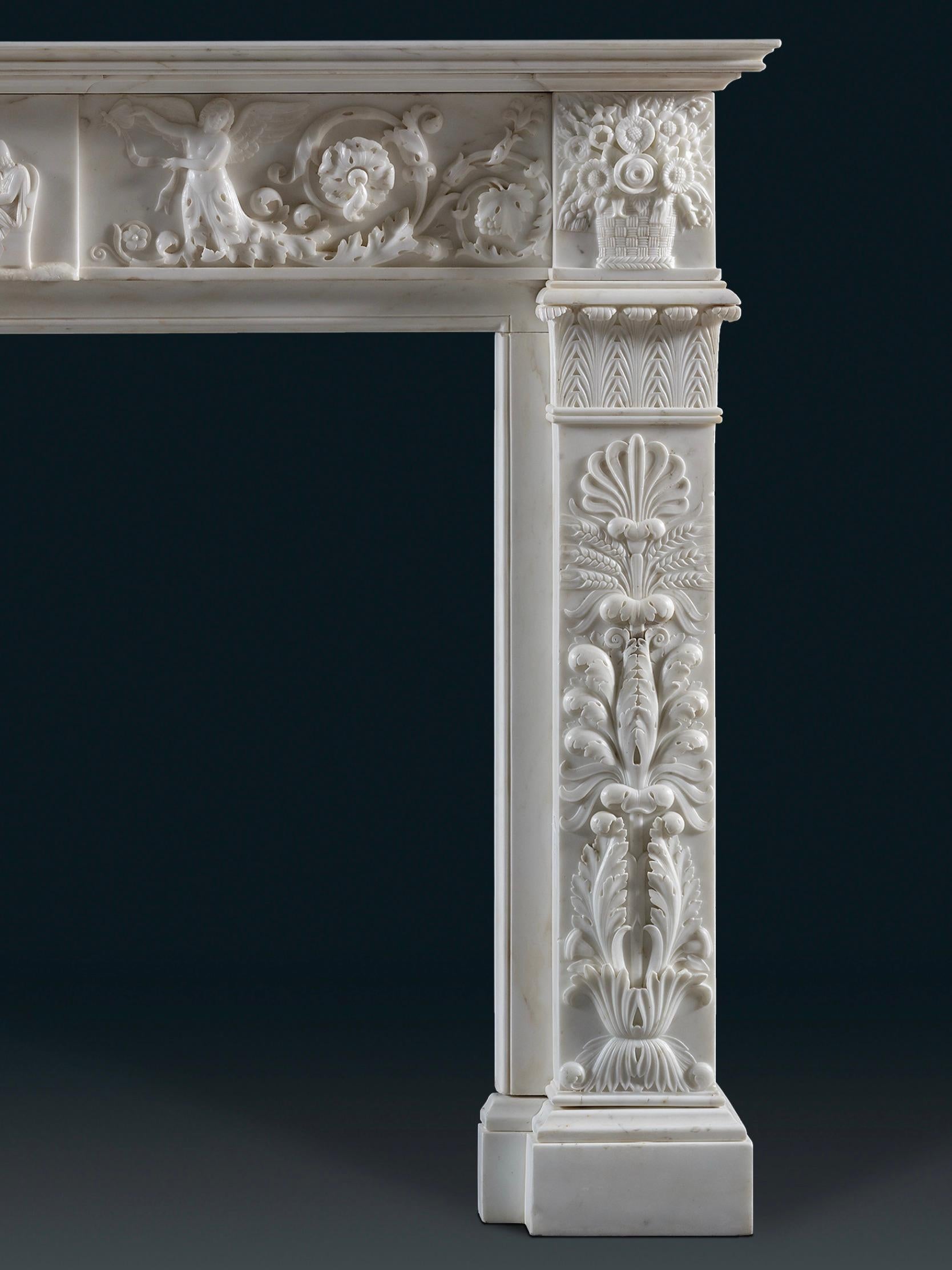Sculpté Exceptionnelle cheminée néoclassique en marbre statuaire avec décoration romaine en vente