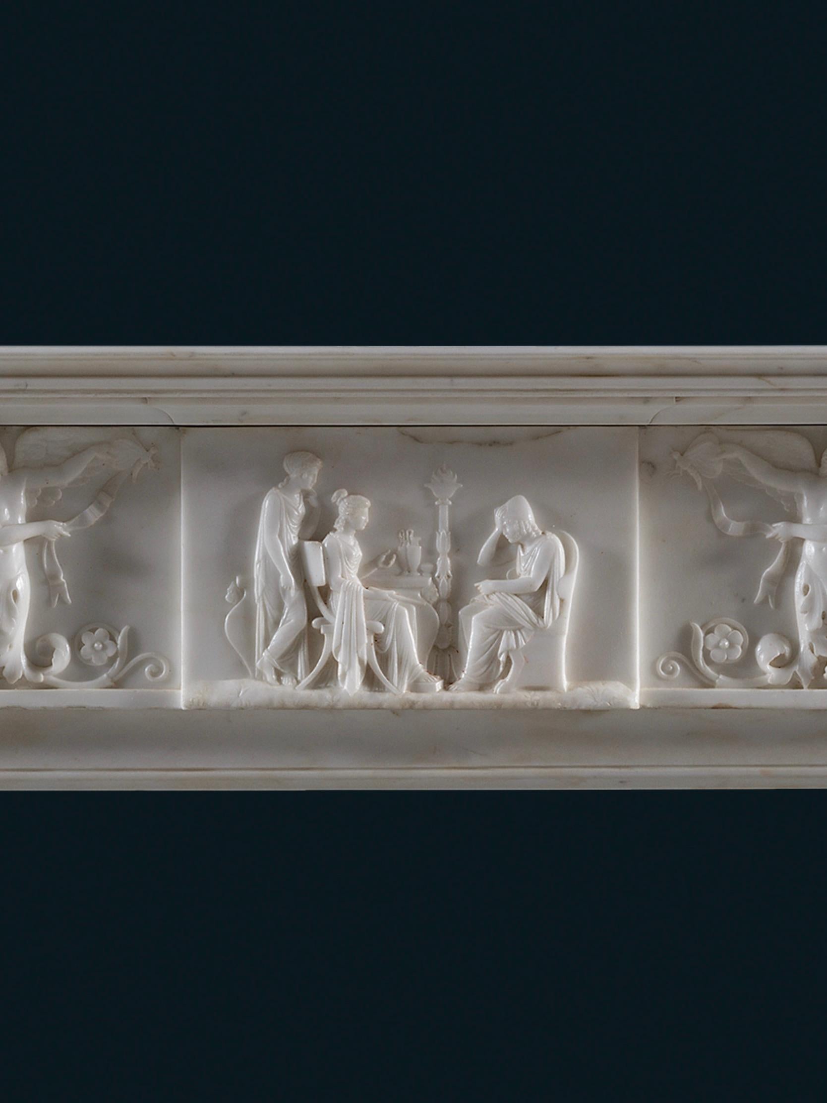 Exceptionnelle cheminée néoclassique en marbre statuaire avec décoration romaine Bon état - En vente à London, GB