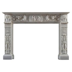 Exceptionnelle cheminée néoclassique en marbre statuaire avec décoration romaine