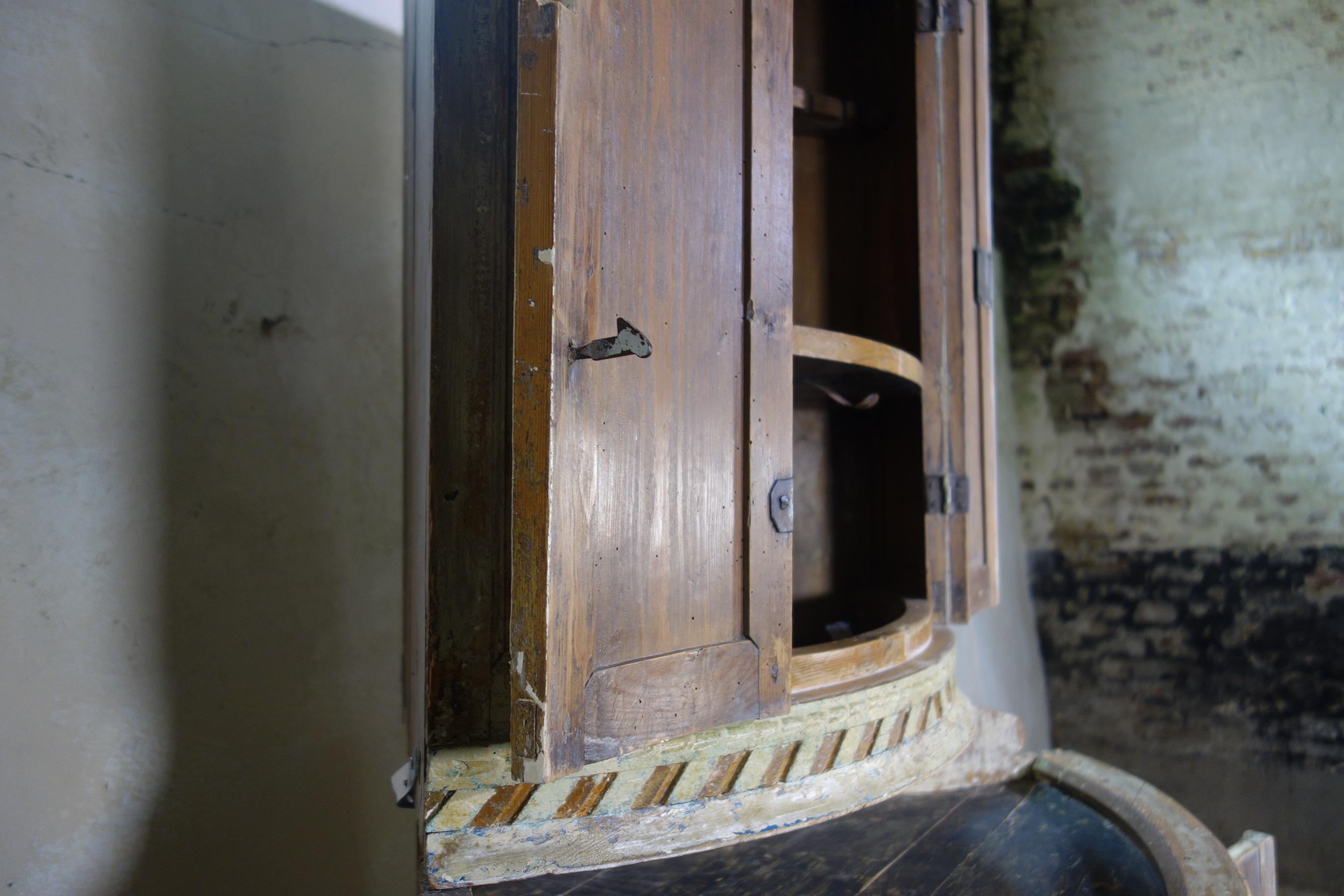 An 18th Century Dry Scraped Swedish Painted Gustavian Corner Cupboard - Cabinet In Good Condition For Sale In Basingstoke, Hampshire