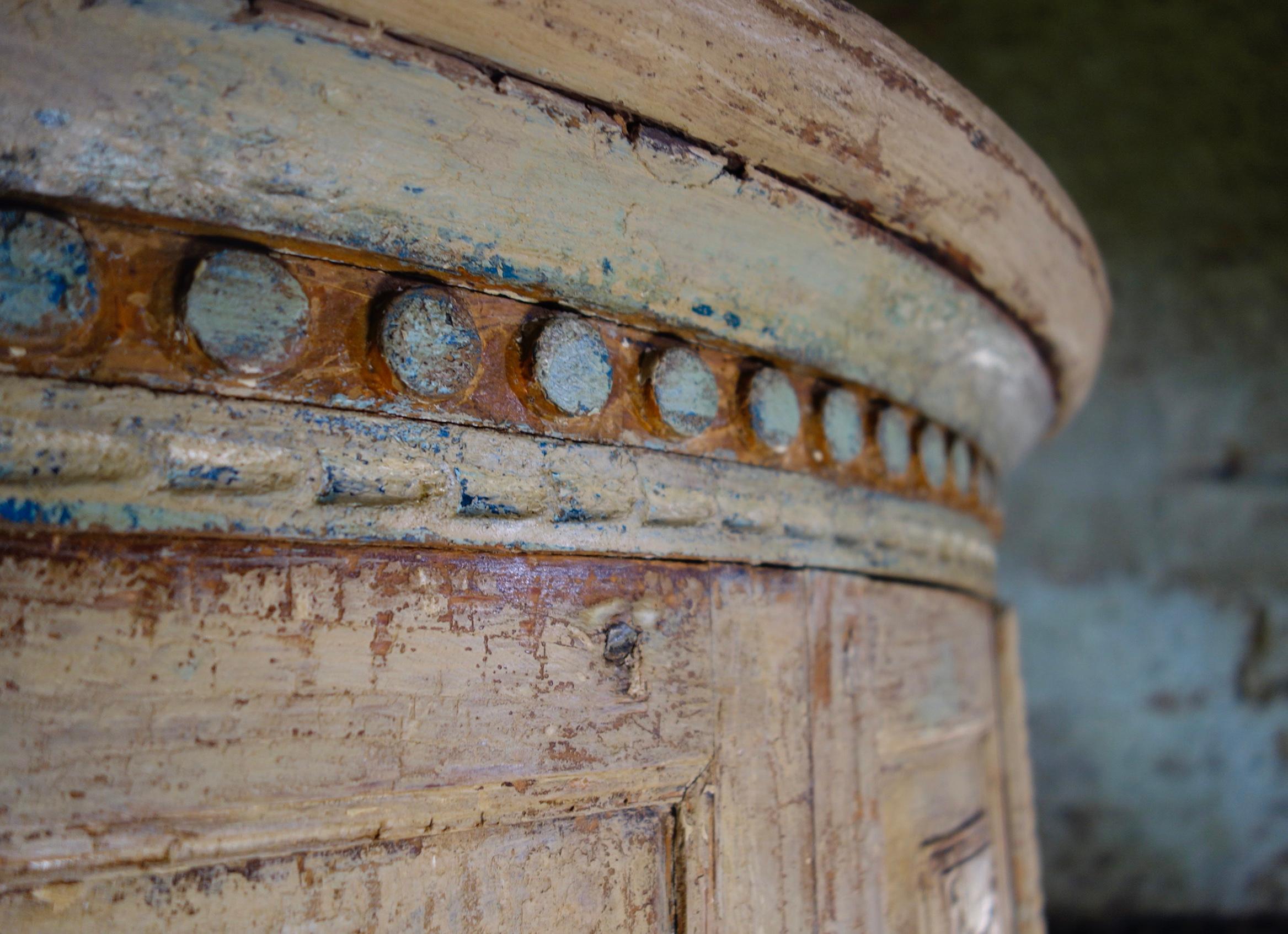 Schwedisches bemaltes Gustavianisches Eckschrank aus dem 18. Jahrhundert, Dry Scraped, Schrank im Zustand „Gut“ im Angebot in Basingstoke, Hampshire