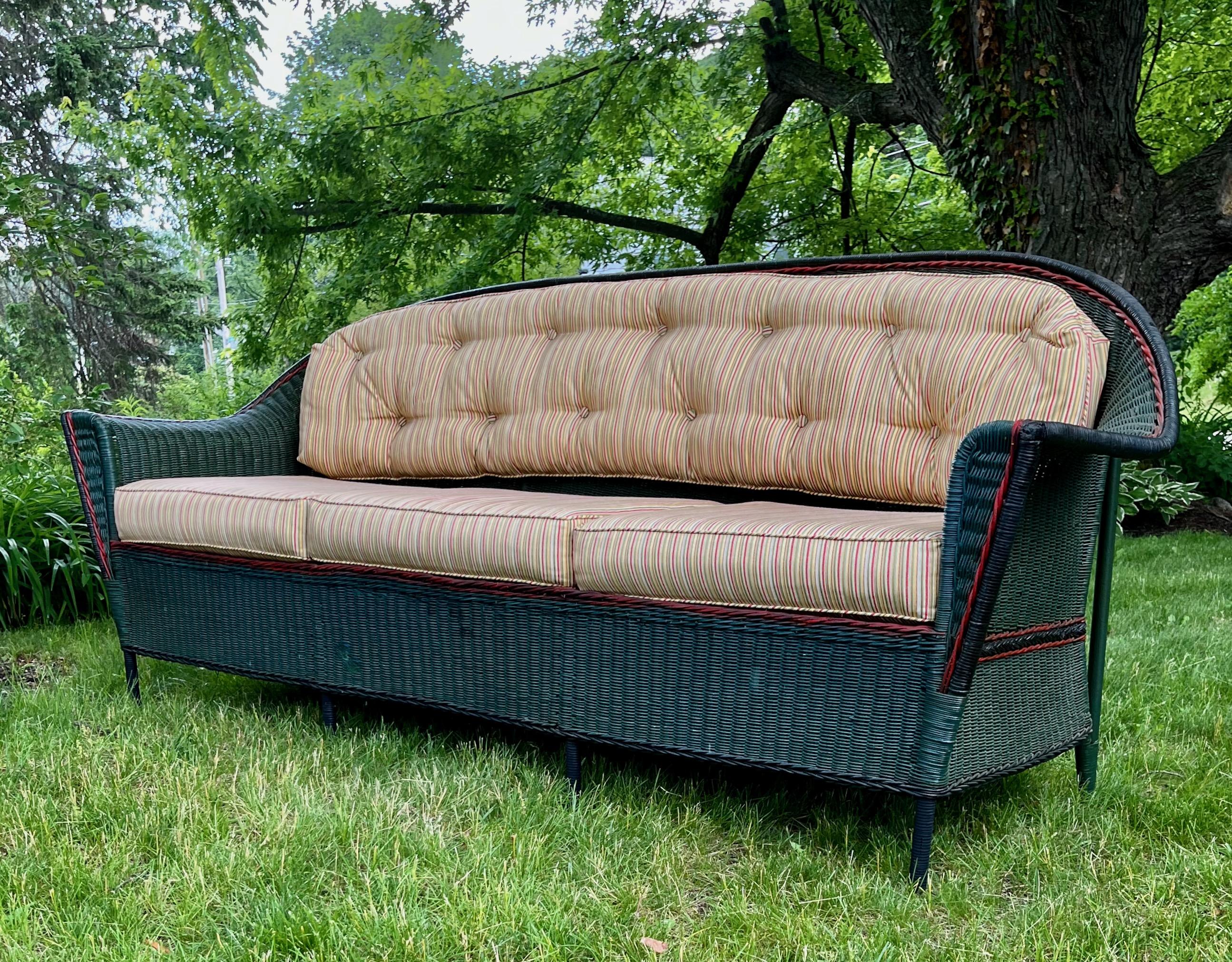 Außergewöhnliches übergroßes, close gewebtes, antikes Sofa aus Korbweide mit drei Sitzen  (Art déco) im Angebot