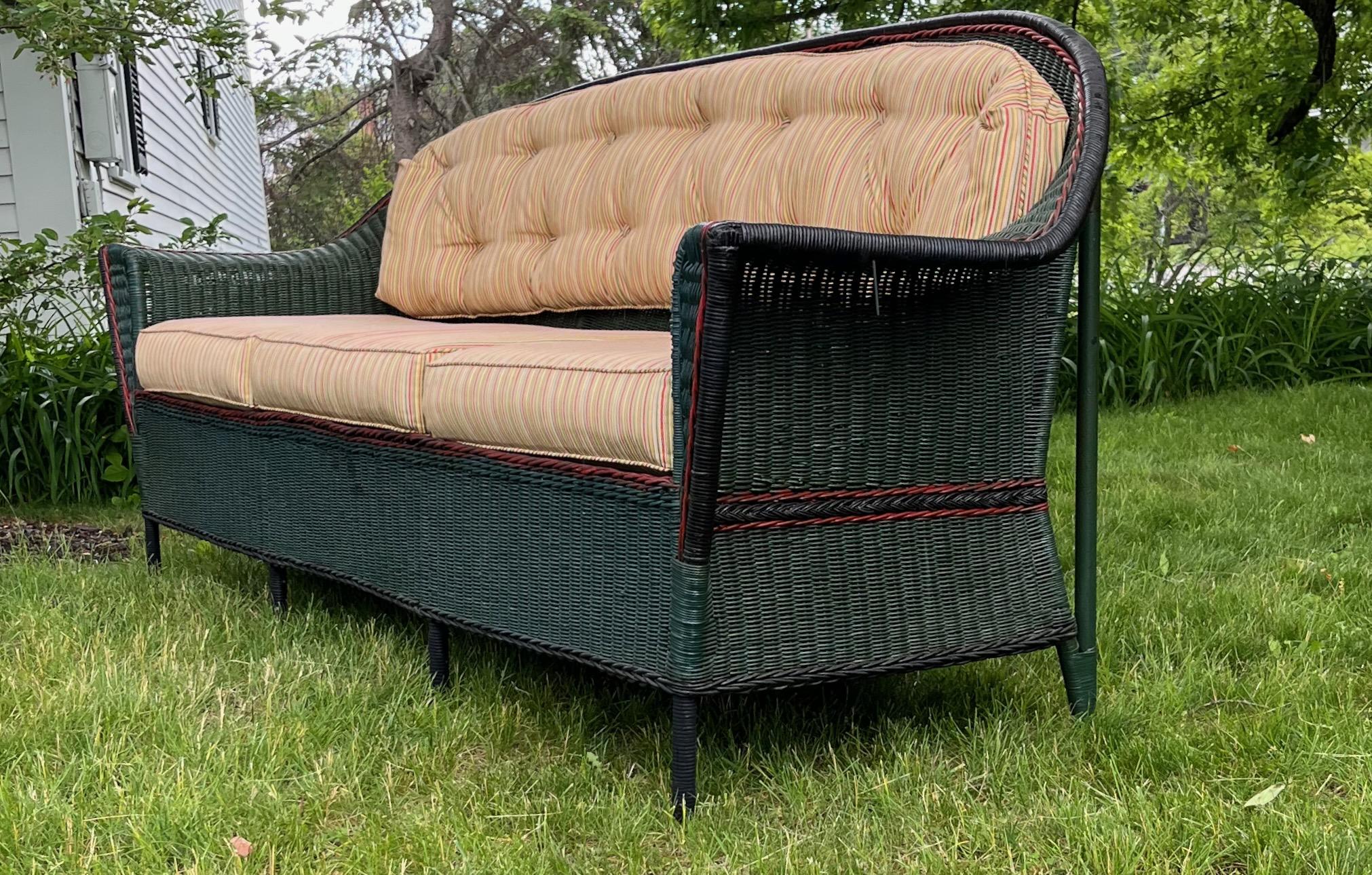 Außergewöhnliches übergroßes, close gewebtes, antikes Sofa aus Korbweide mit drei Sitzen  (amerikanisch) im Angebot