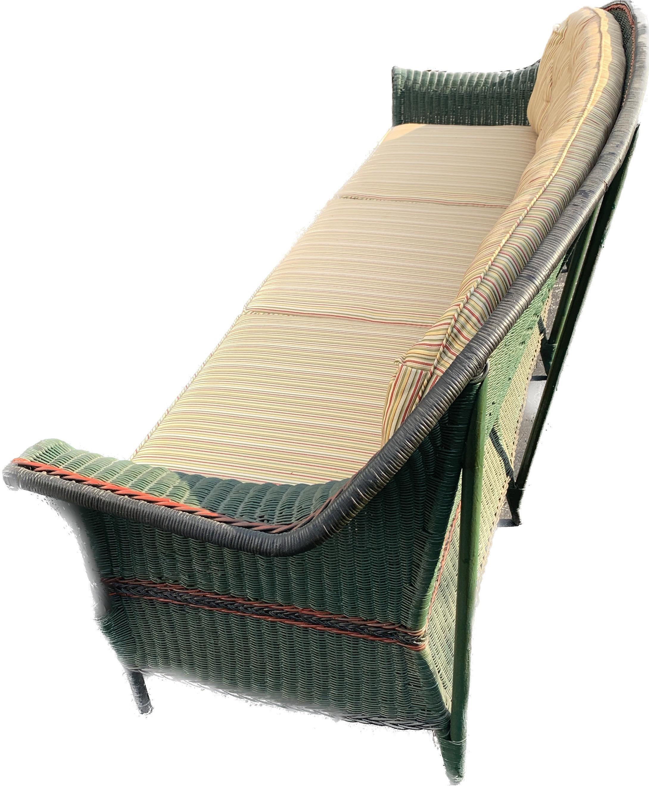 Außergewöhnliches übergroßes, close gewebtes, antikes Sofa aus Korbweide mit drei Sitzen  im Zustand „Gut“ im Angebot in Nashua, NH