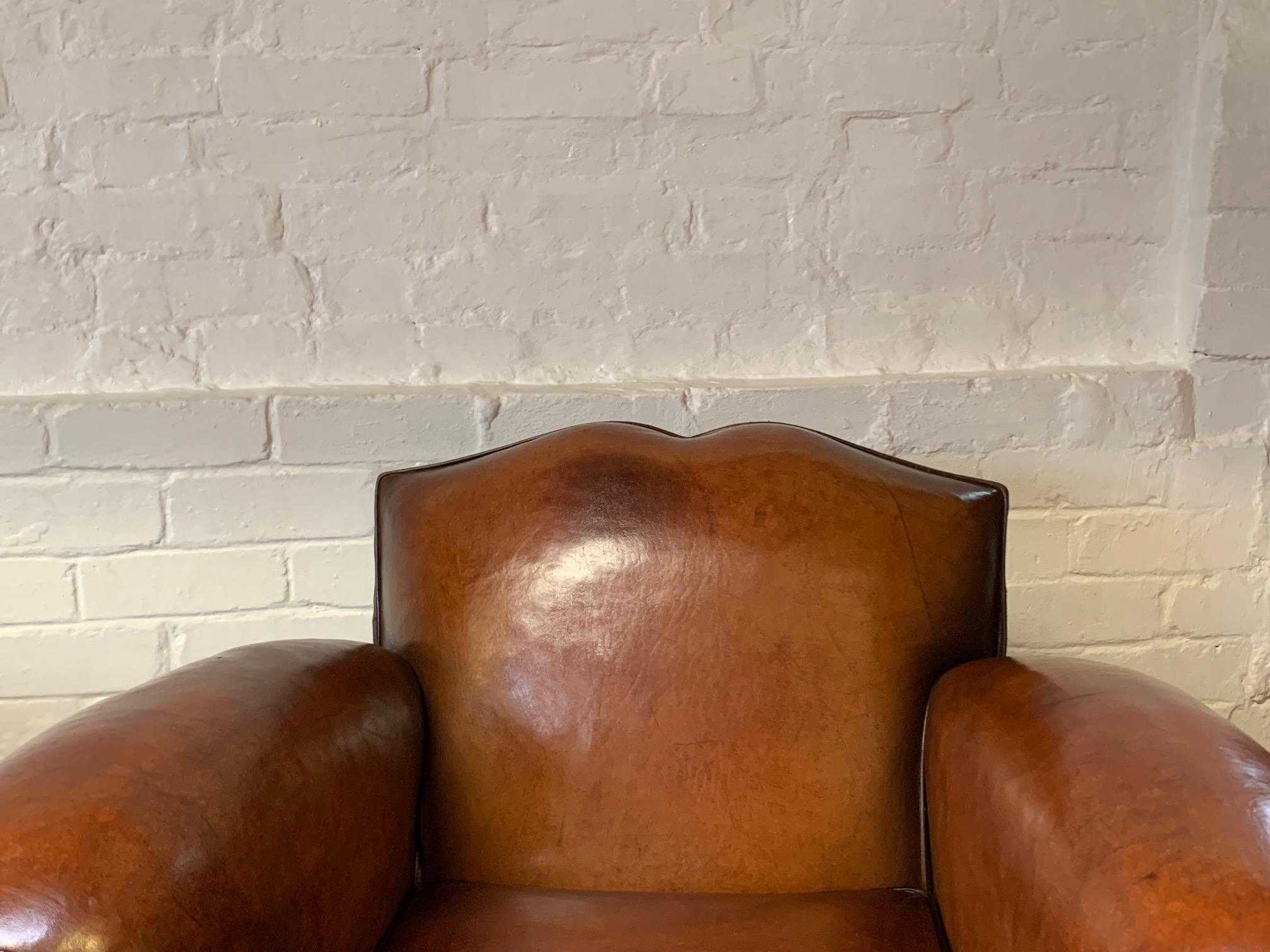 Exceptionnelle paire de fauteuils club en cuir français des années 1940, modèles moustache Havane en vente 3