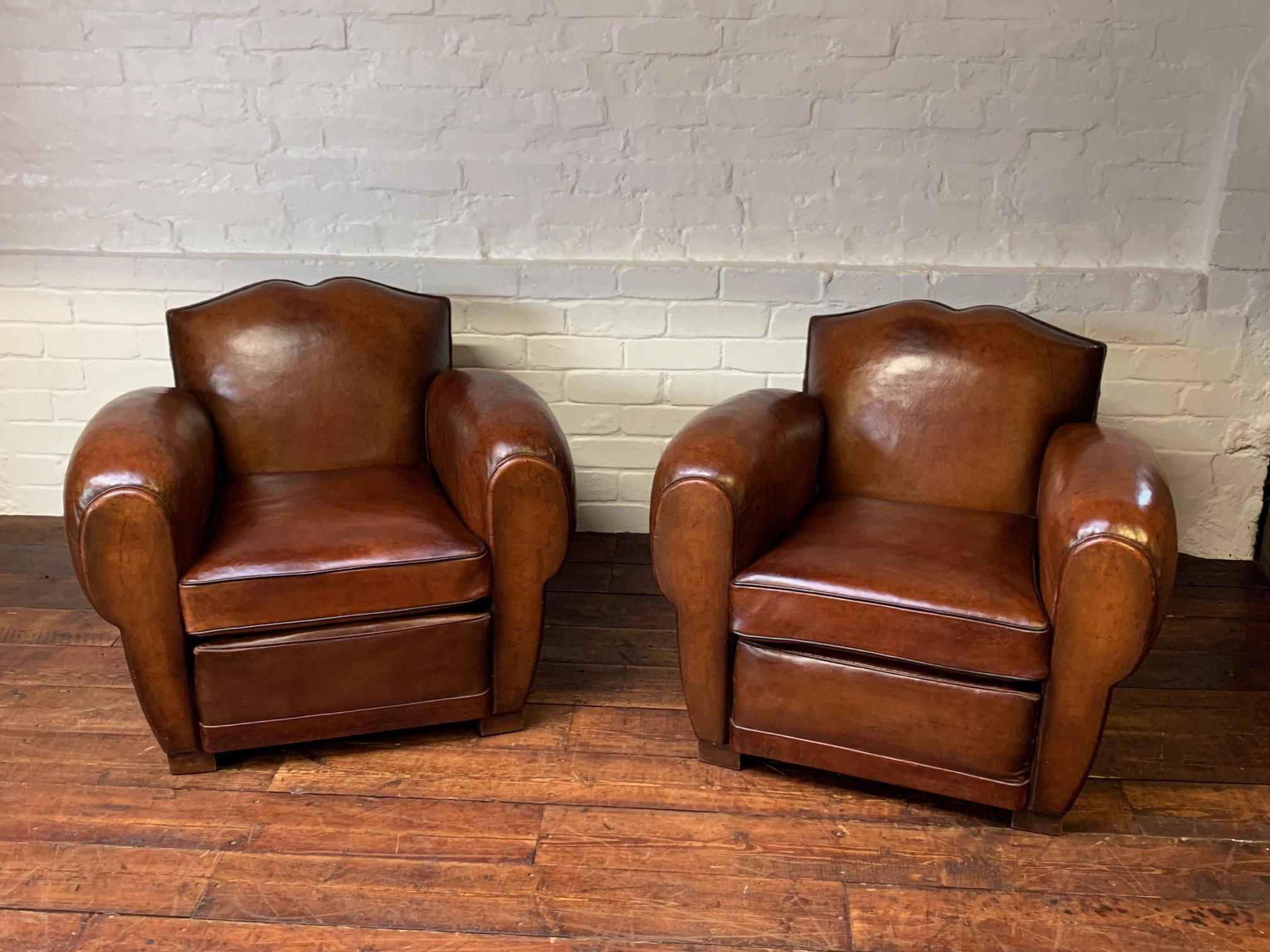 Exceptionnelle paire de fauteuils club en cuir français des années 1940, modèles moustache Havane en vente 4