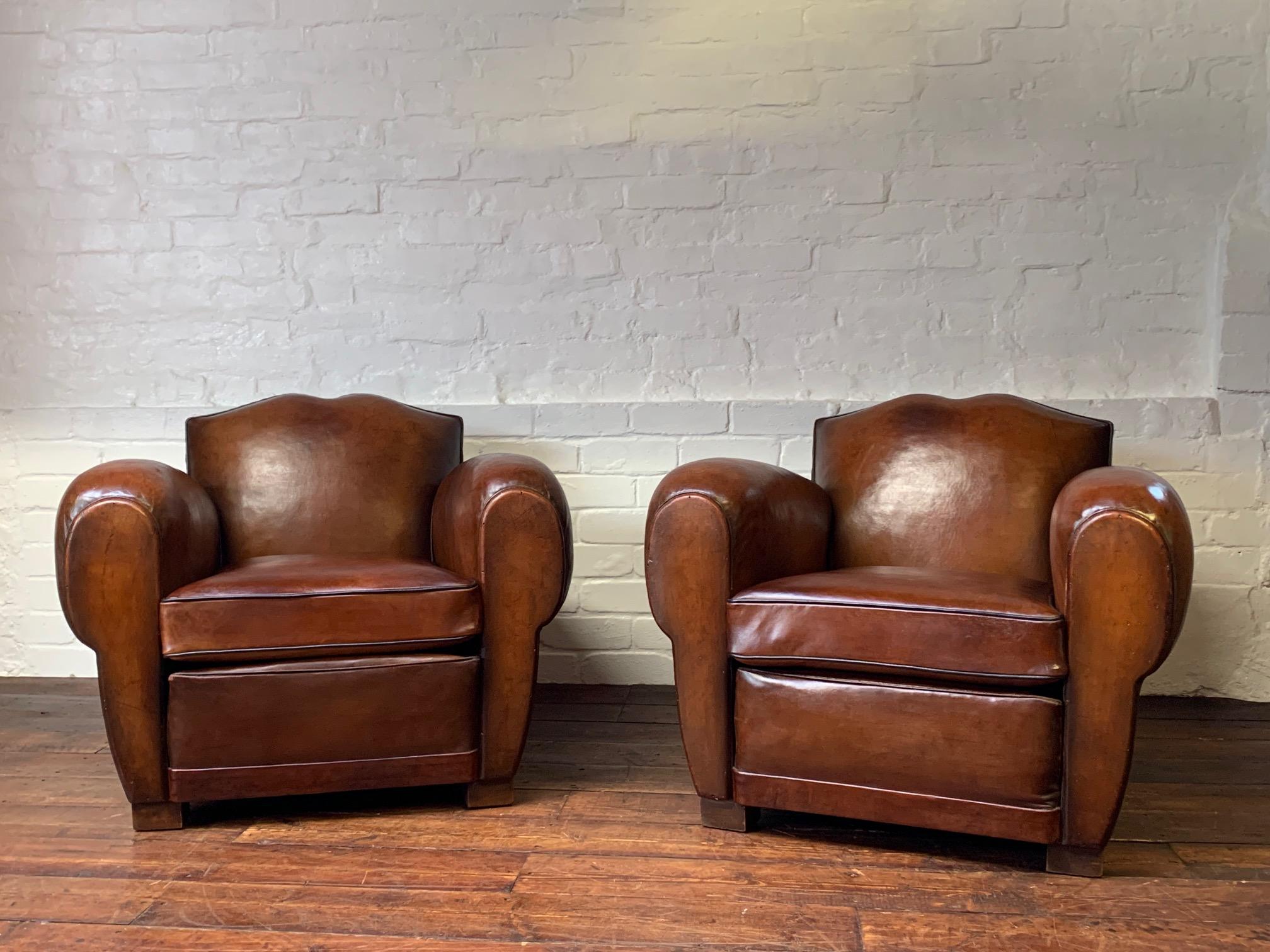 Exceptionnelle paire de fauteuils club en cuir français des années 1940, modèles moustache Havane en vente 5