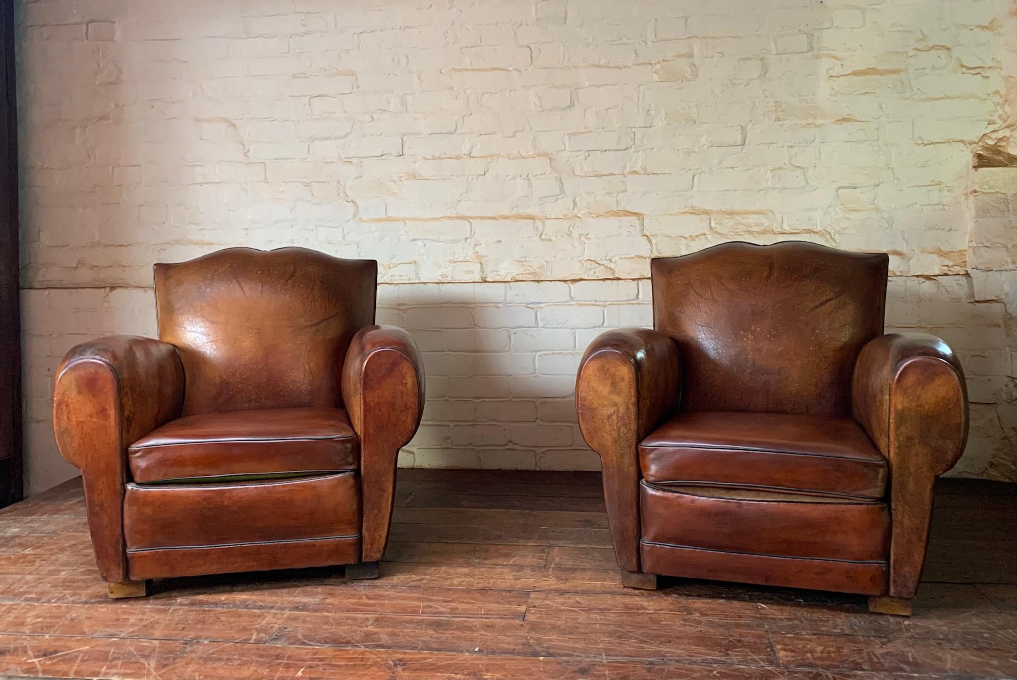 Ein superschönes Paar französischer Lederclubsessel, Havanna-Schnurrbart-Modelle CIRCA 1940

Dieses schöne Paar Stühle ist zwar gebraucht, aber wunderbar erhalten. Die Patina und die Farbe sind einfach wunderschön. Die ursprüngliche Havanna-Farbe