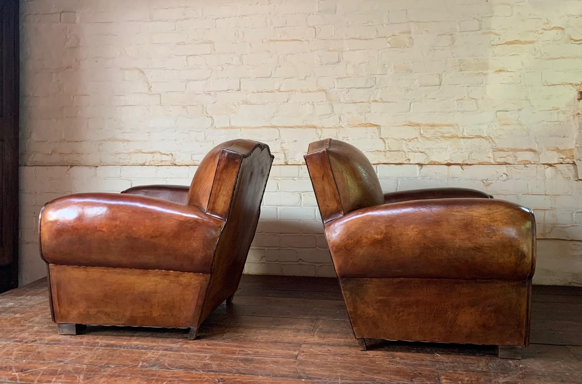 Ein außergewöhnliches Paar französischer Clubsessel aus Leder der 1940er Jahre Havanna Moustache Models (Art déco) im Angebot