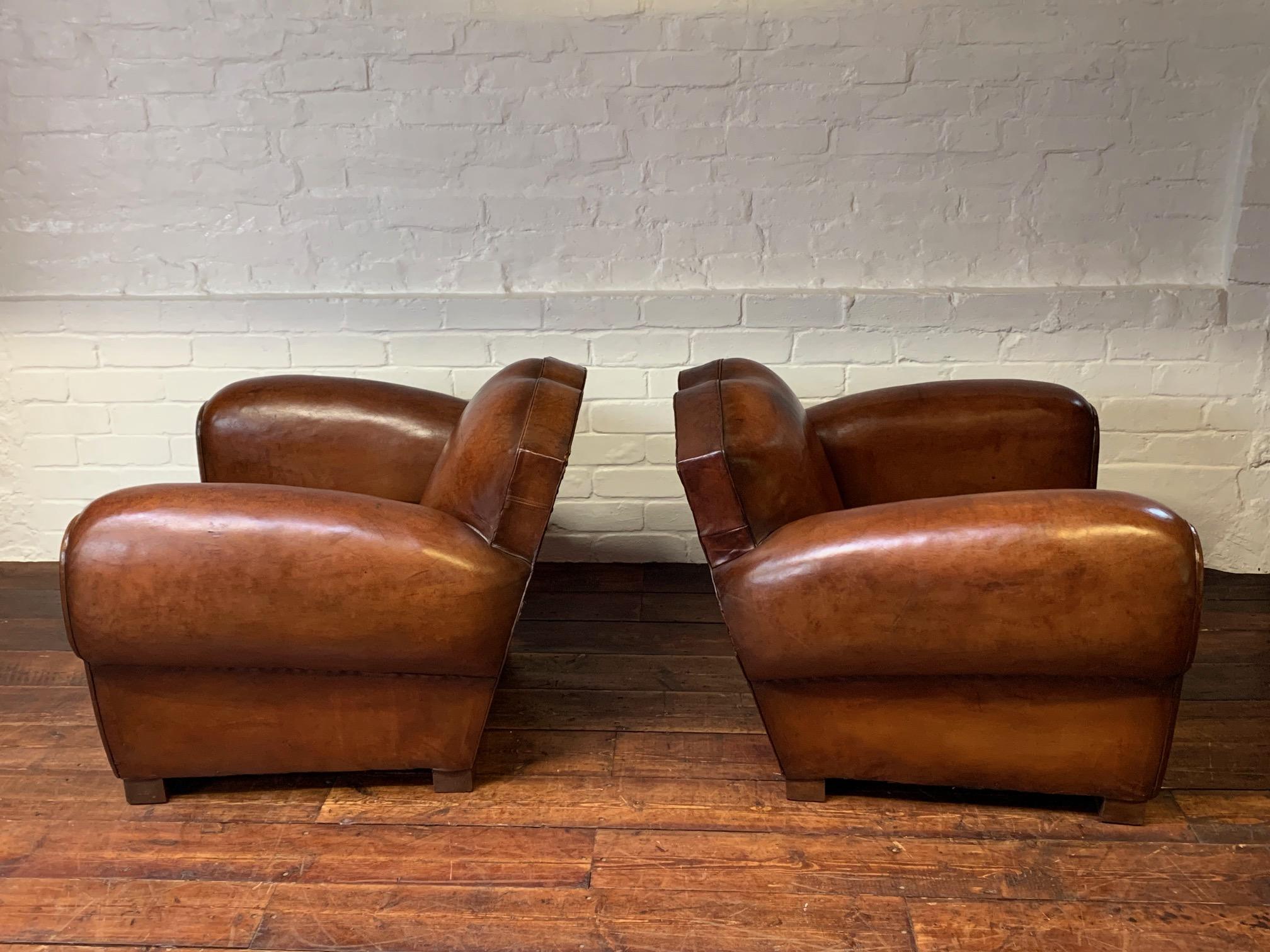 Art déco Exceptionnelle paire de fauteuils club en cuir français des années 1940, modèles moustache Havane en vente