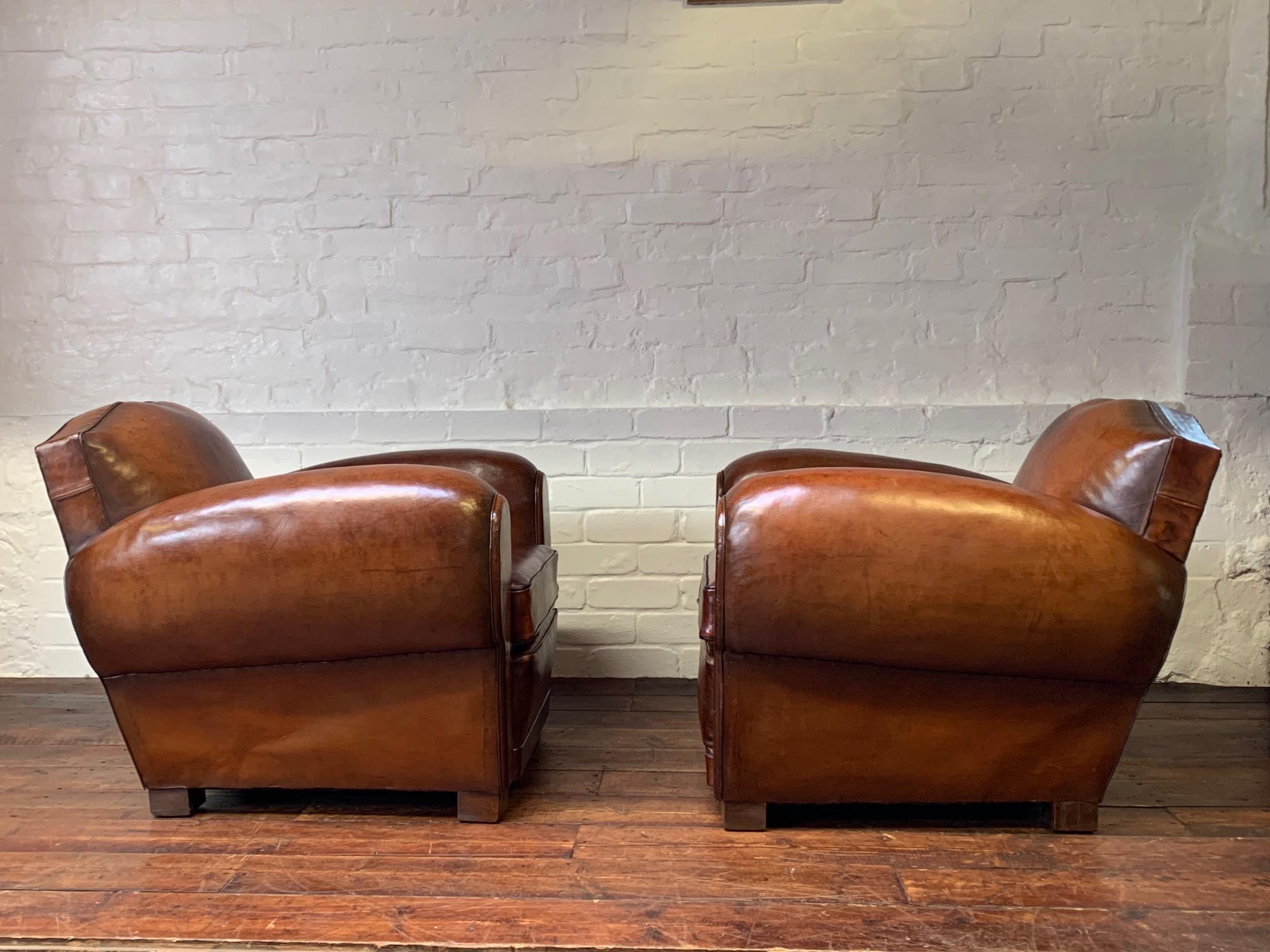 Français Exceptionnelle paire de fauteuils club en cuir français des années 1940, modèles moustache Havane en vente