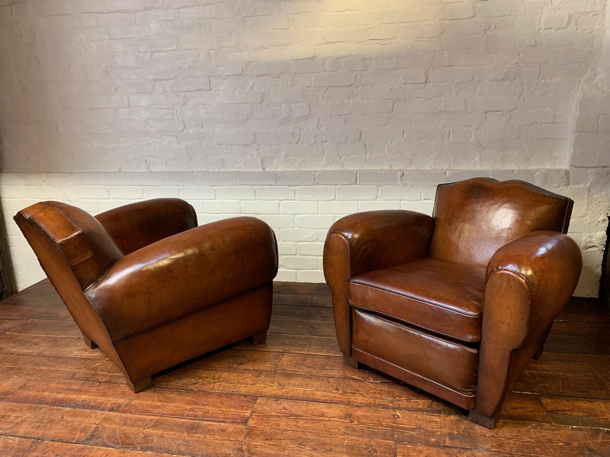 Exceptionnelle paire de fauteuils club en cuir français des années 1940, modèles moustache Havane Bon état - En vente à Hastings, GB