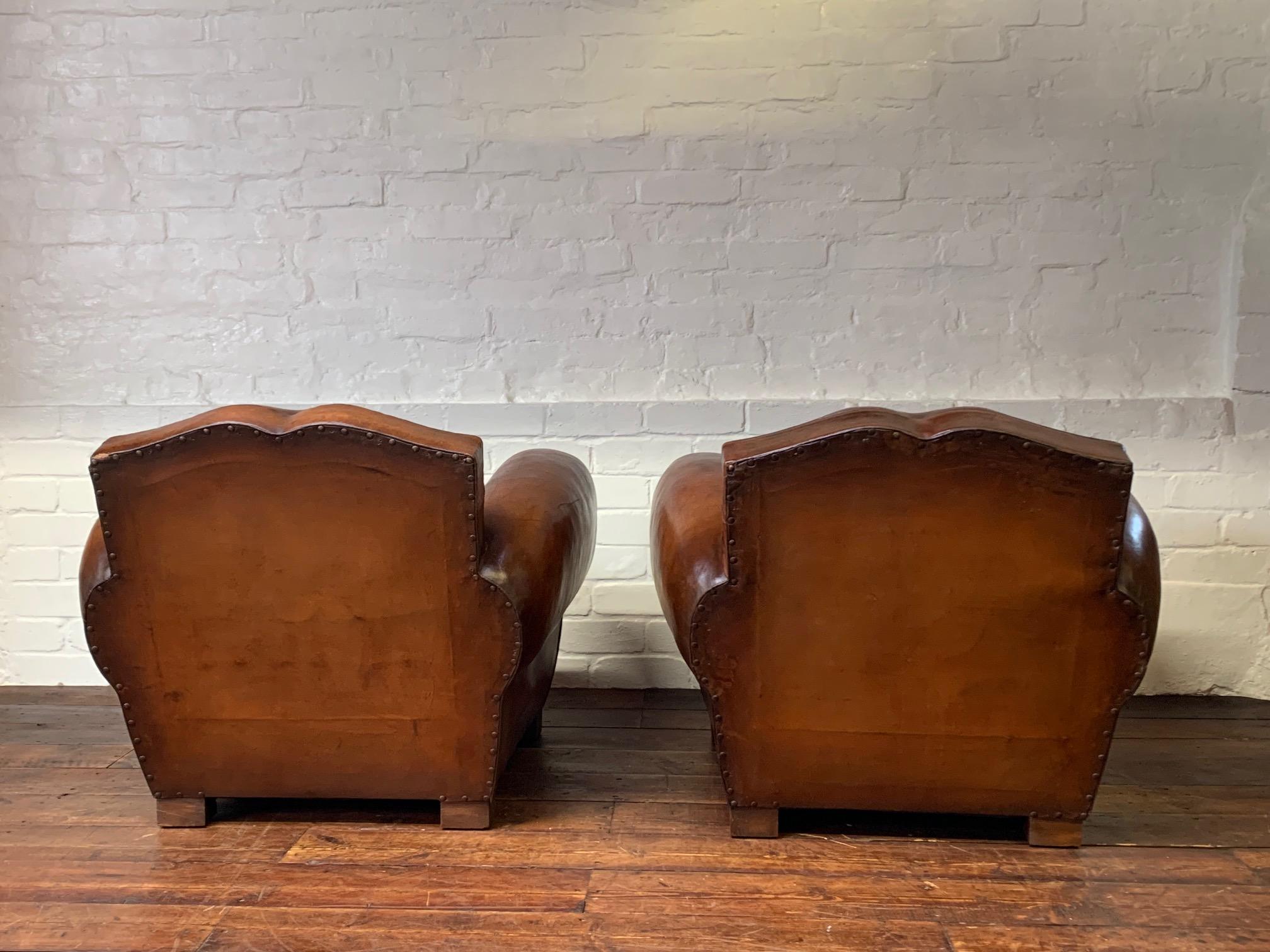 20ième siècle Exceptionnelle paire de fauteuils club en cuir français des années 1940, modèles moustache Havane en vente