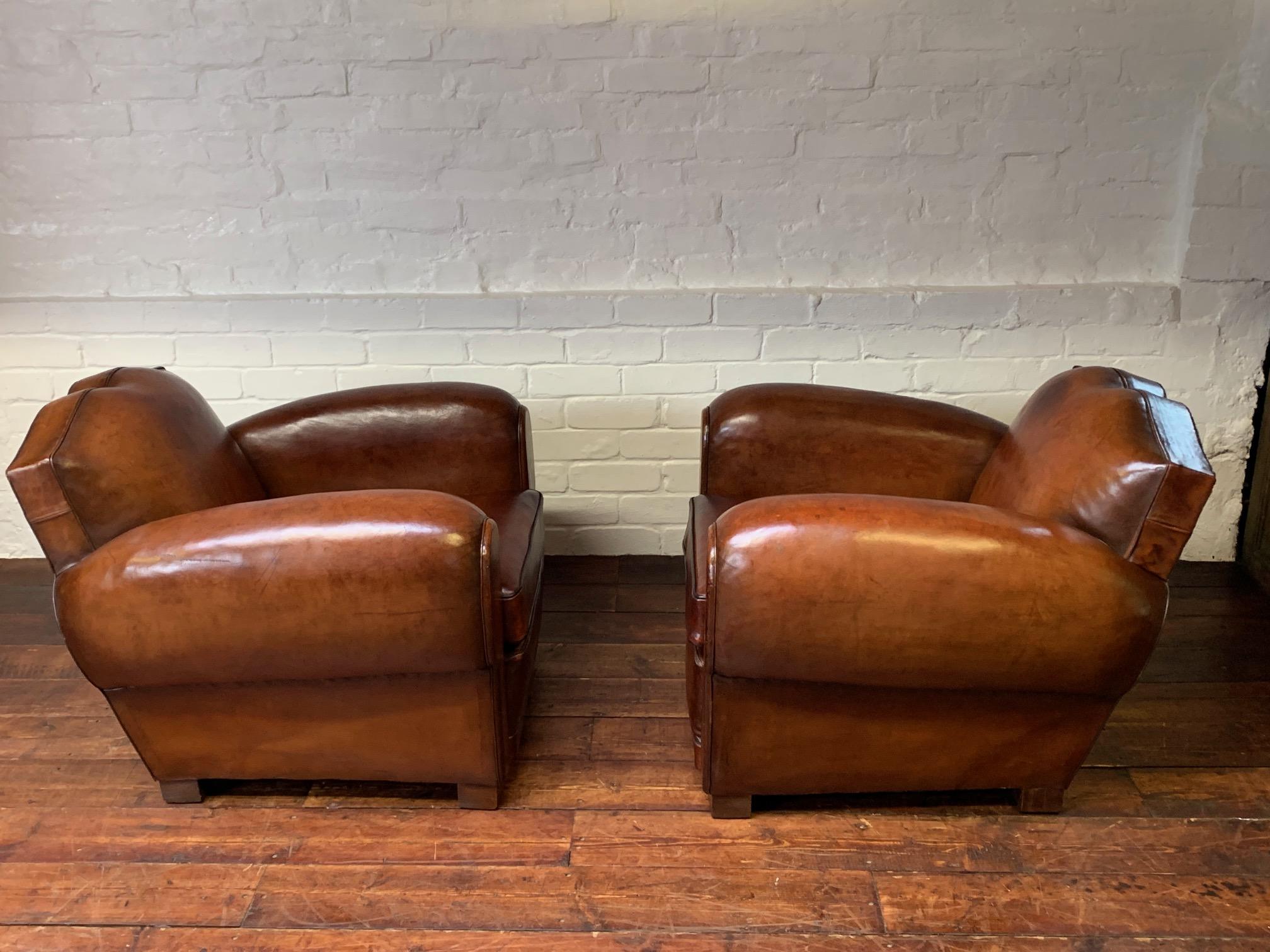 Cuir Exceptionnelle paire de fauteuils club en cuir français des années 1940, modèles moustache Havane en vente