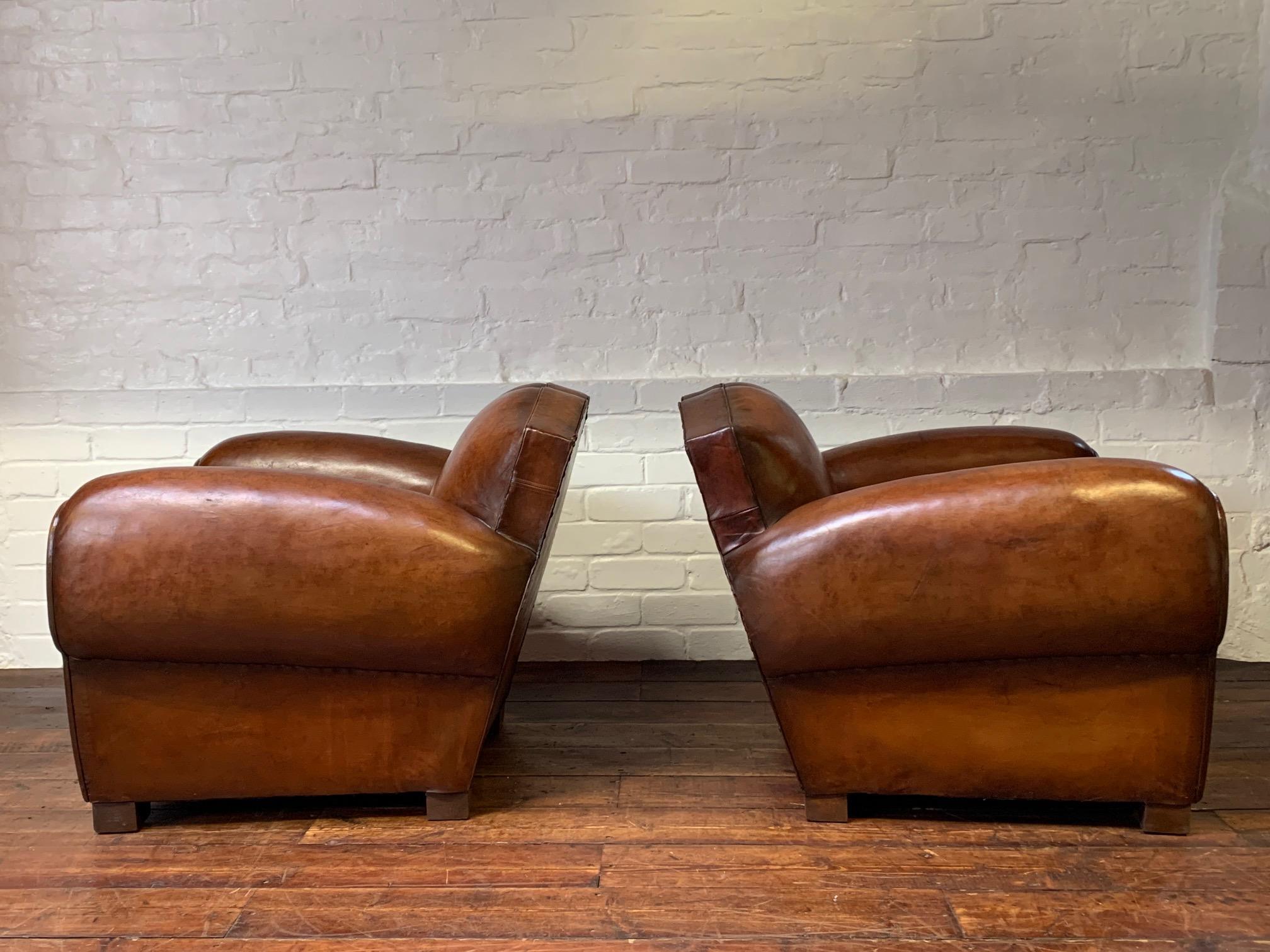 Exceptionnelle paire de fauteuils club en cuir français des années 1940, modèles moustache Havane en vente 1