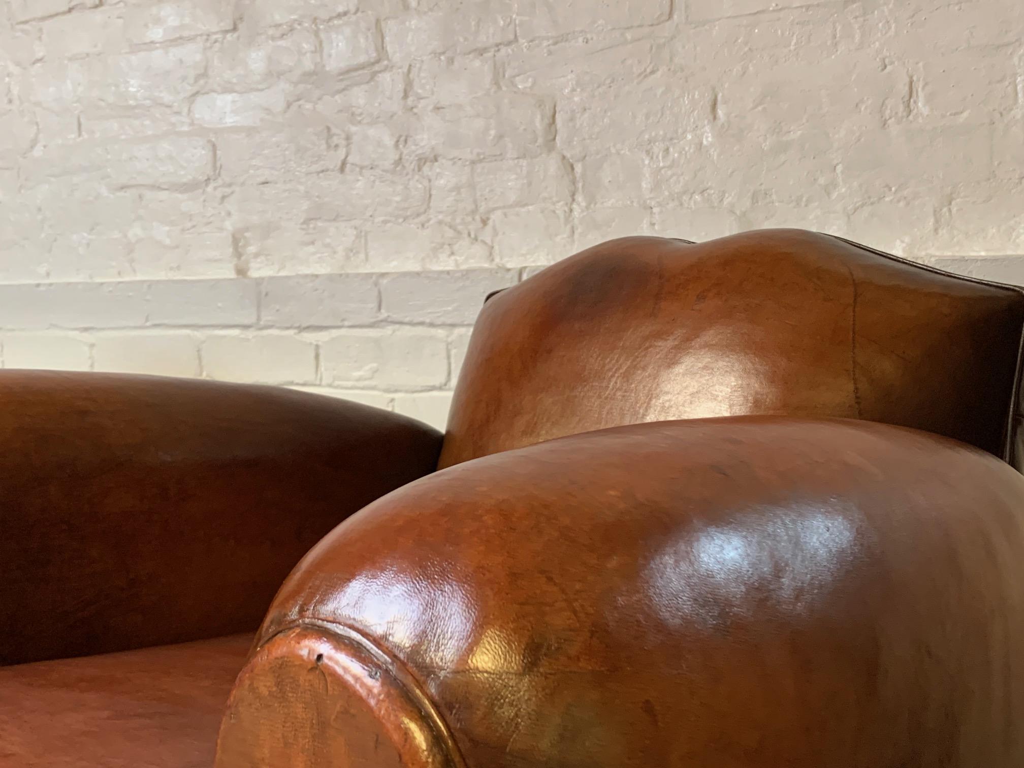 Exceptionnelle paire de fauteuils club en cuir français des années 1940, modèles moustache Havane en vente 2