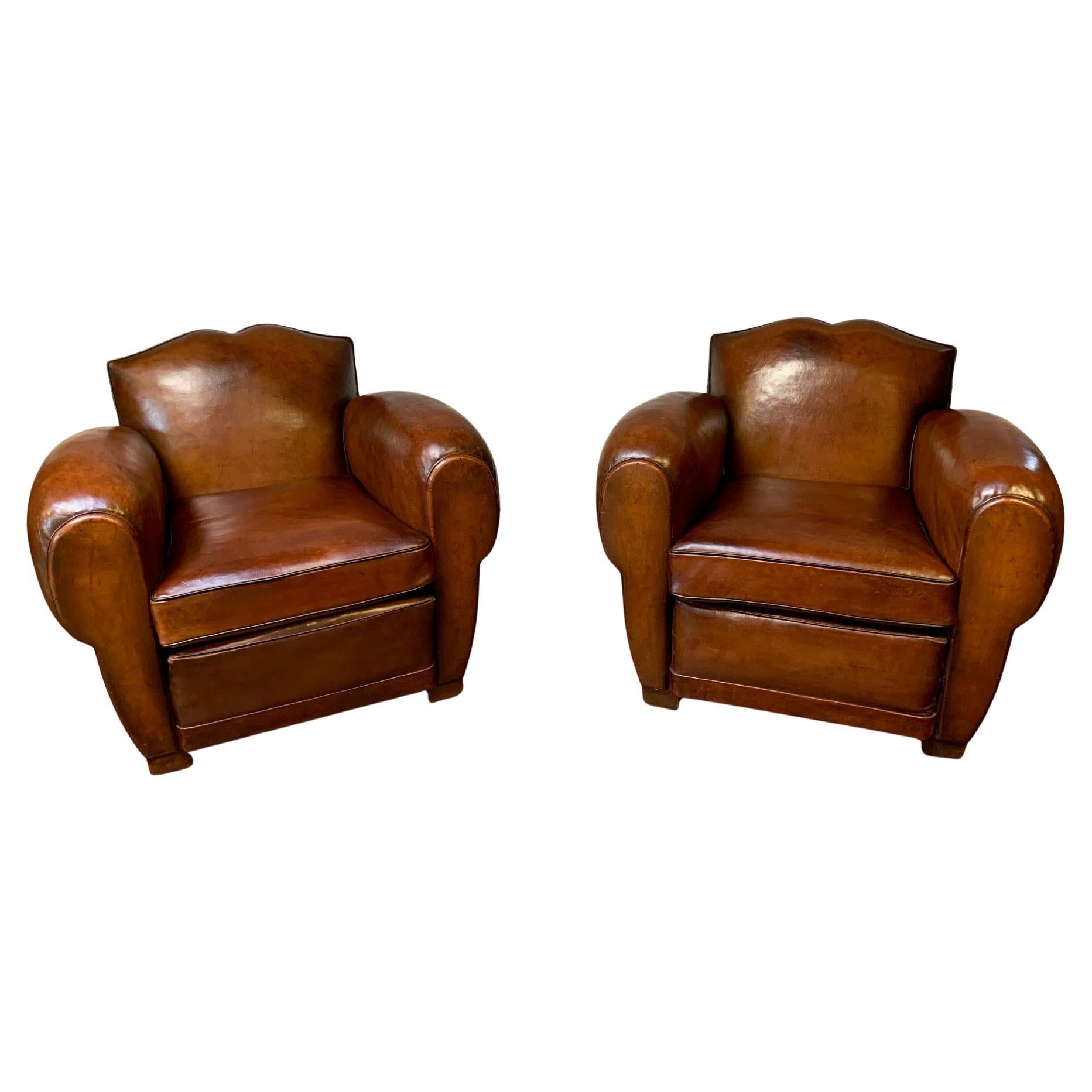 Exceptionnelle paire de fauteuils club en cuir français des années 1940, modèles moustache Havane en vente