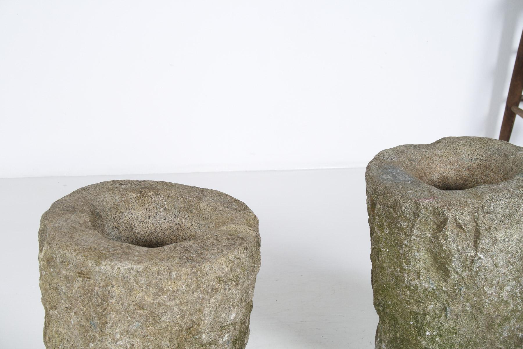 Exceptionnelle paire de jardinières Wabi Sabi primitives du 19ème siècle en pierre sculptée en vente 2