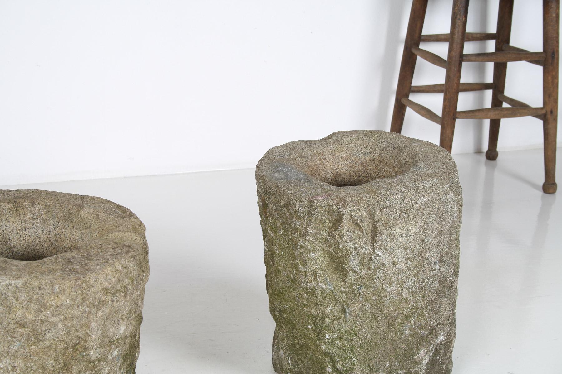 Exceptionnelle paire de jardinières Wabi Sabi primitives du 19ème siècle en pierre sculptée en vente 3