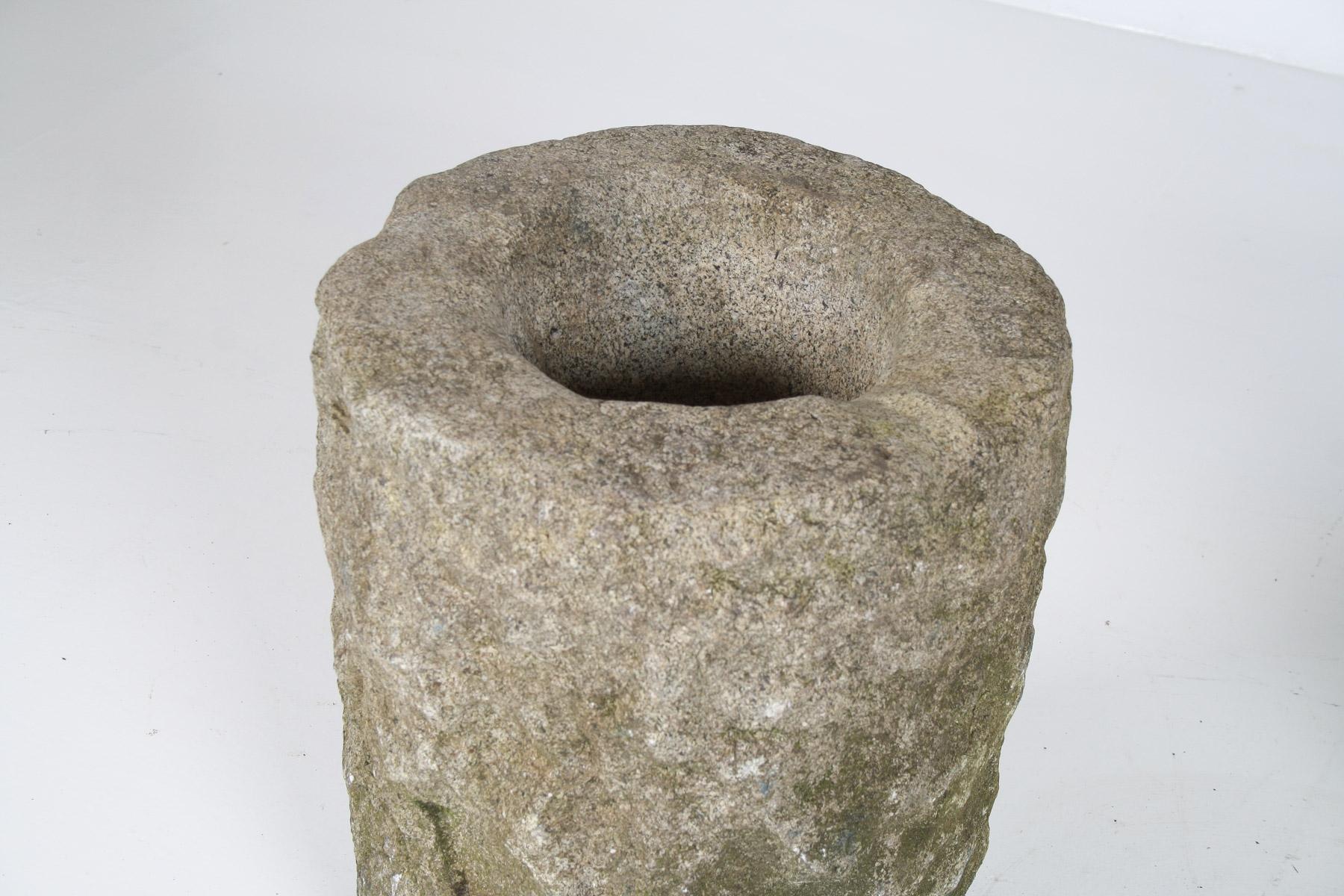 Exceptionnelle paire de jardinières Wabi Sabi primitives du 19ème siècle en pierre sculptée en vente 4
