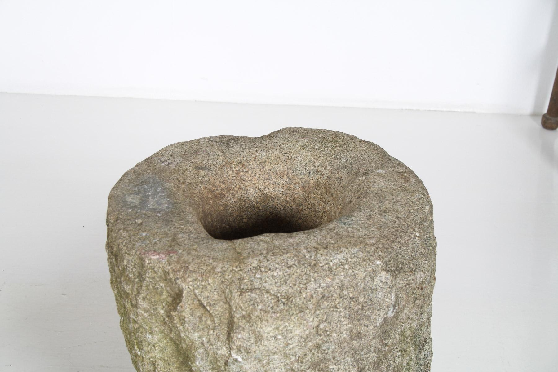 Exceptionnelle paire de jardinières Wabi Sabi primitives du 19ème siècle en pierre sculptée en vente 5