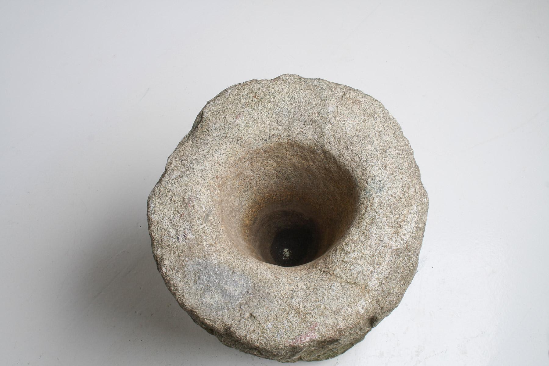 Exceptionnelle paire de jardinières Wabi Sabi primitives du 19ème siècle en pierre sculptée en vente 6