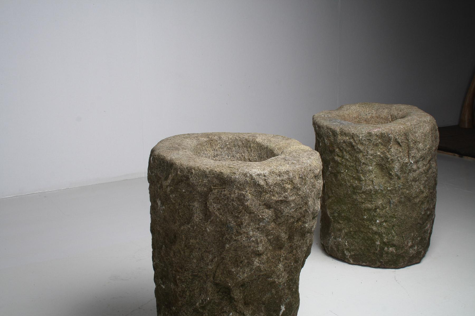 Exceptionnelle paire de jardinières Wabi Sabi primitives du 19ème siècle en pierre sculptée en vente 8