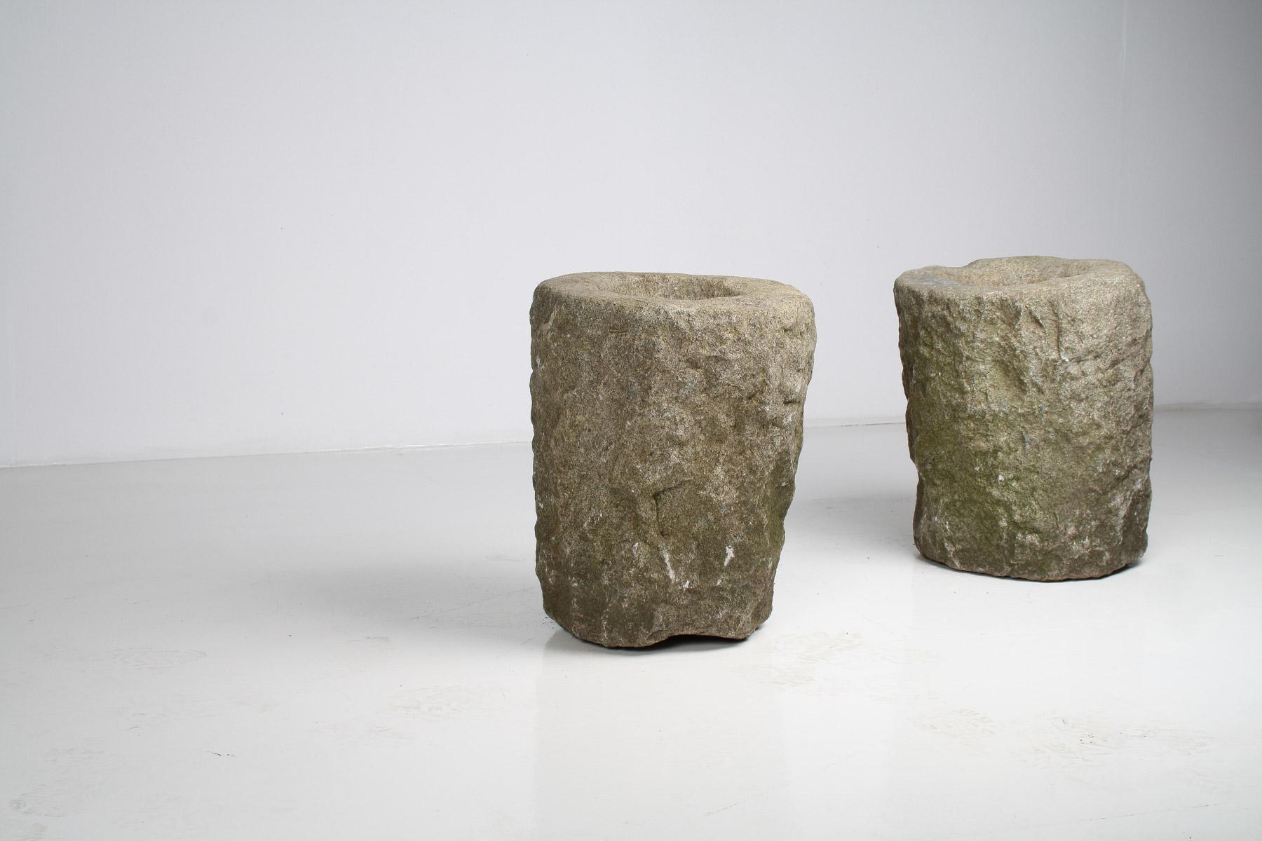 Exceptionnelle paire de jardinières Wabi Sabi primitives du 19ème siècle en pierre sculptée en vente 10