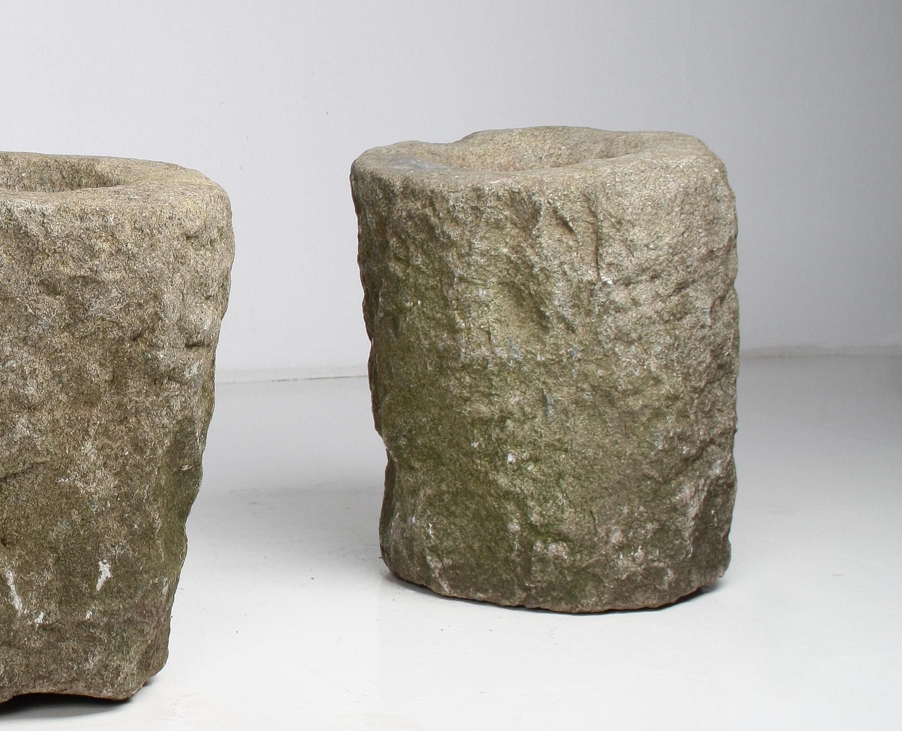 Exceptionnelle paire de jardinières Wabi Sabi primitives du 19ème siècle en pierre sculptée en vente 11