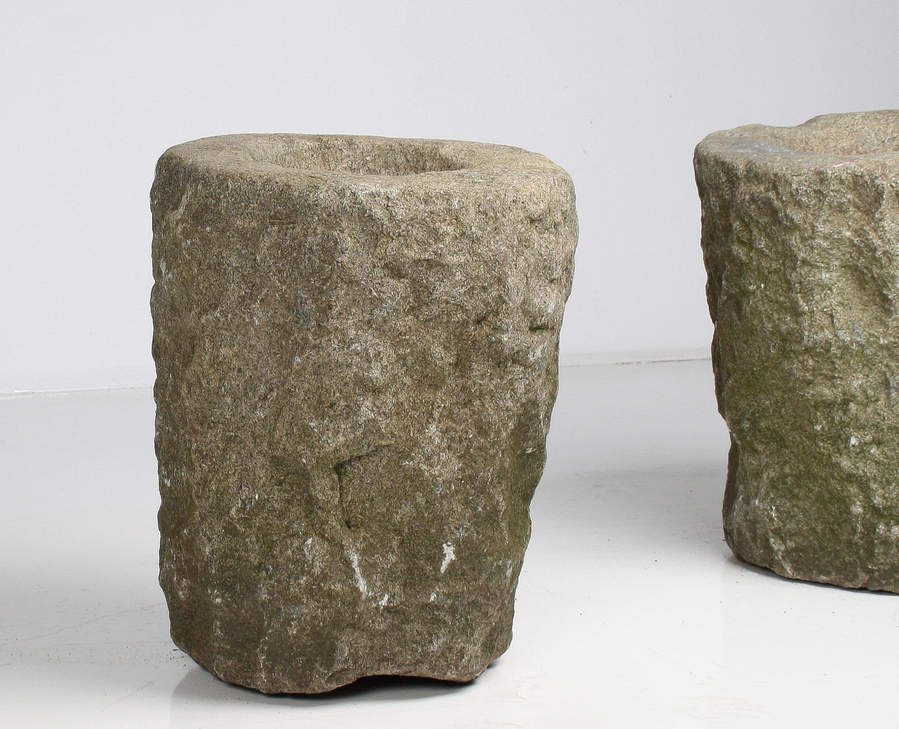 Exceptionnelle paire de jardinières Wabi Sabi primitives du 19ème siècle en pierre sculptée en vente 12