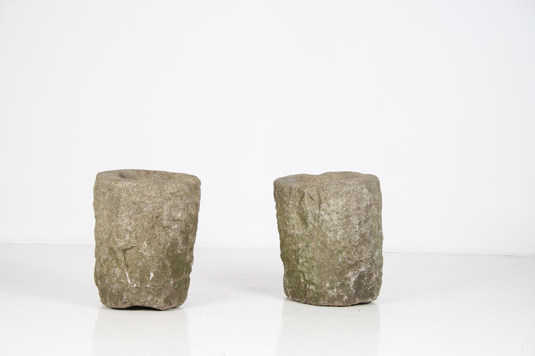 Anglais Exceptionnelle paire de jardinières Wabi Sabi primitives du 19ème siècle en pierre sculptée en vente