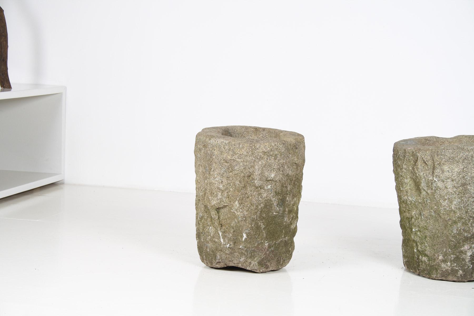 Exceptionnelle paire de jardinières Wabi Sabi primitives du 19ème siècle en pierre sculptée Bon état - En vente à Llanbrynmair, GB