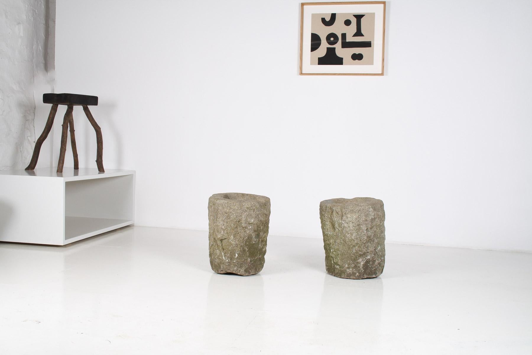 XIXe siècle Exceptionnelle paire de jardinières Wabi Sabi primitives du 19ème siècle en pierre sculptée en vente