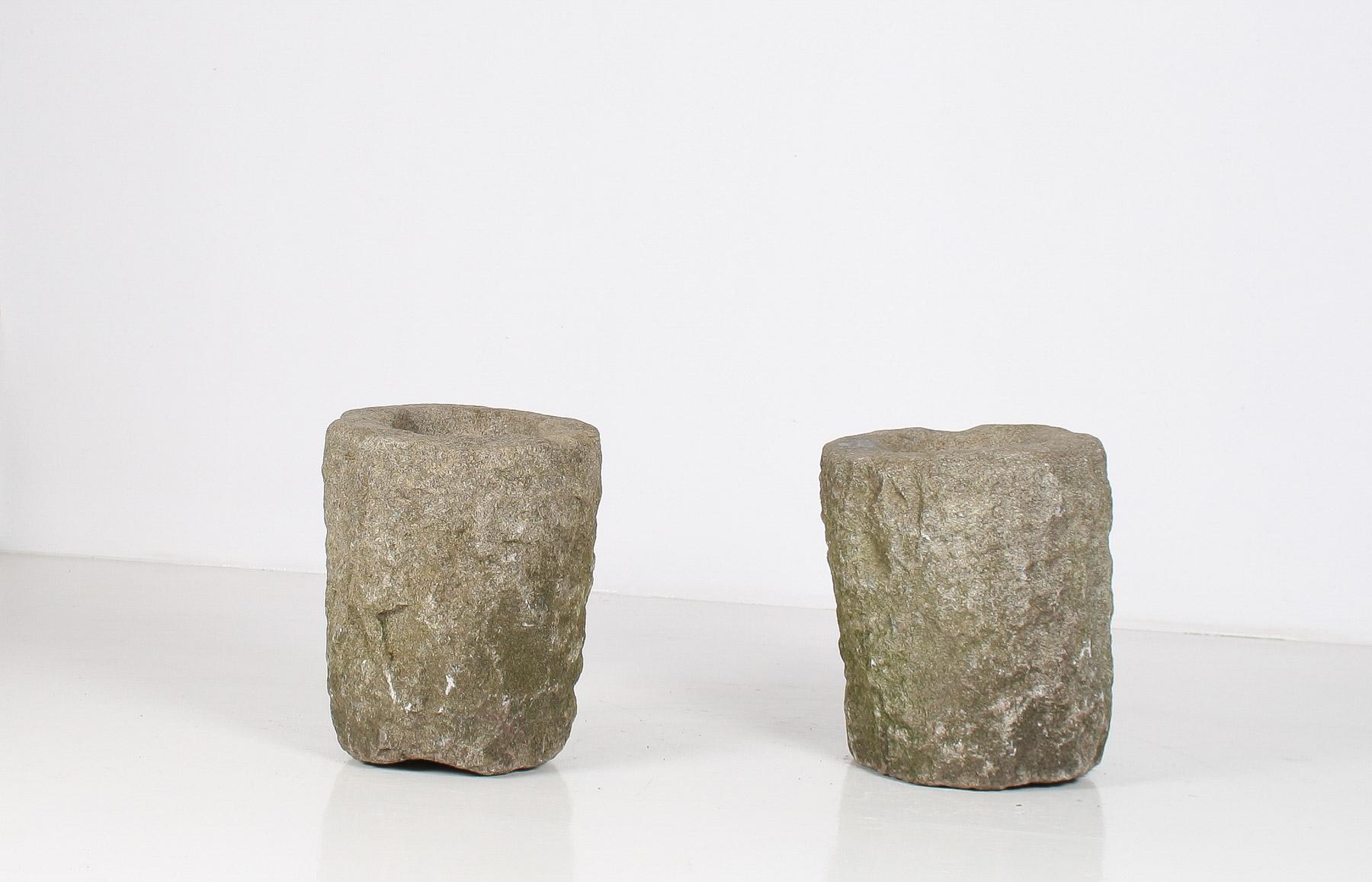 Pierre Exceptionnelle paire de jardinières Wabi Sabi primitives du 19ème siècle en pierre sculptée en vente