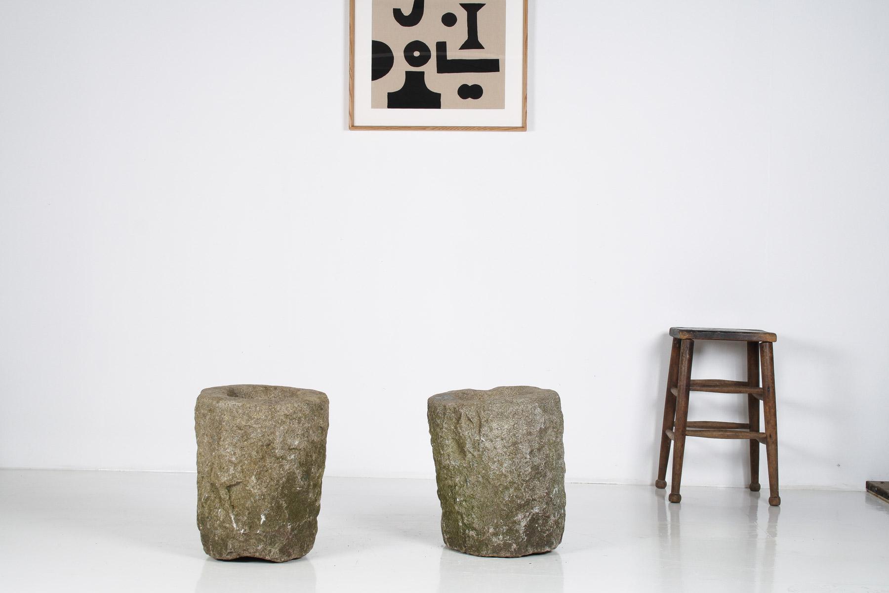 Exceptionnelle paire de jardinières Wabi Sabi primitives du 19ème siècle en pierre sculptée en vente 1