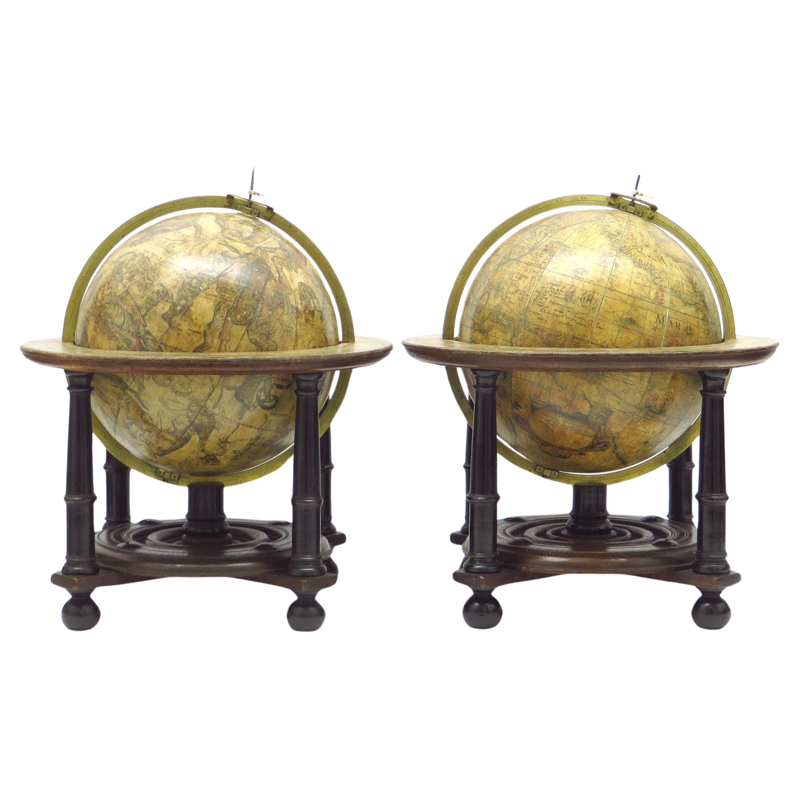         Une paire exceptionnelle de globes de table BLAEU