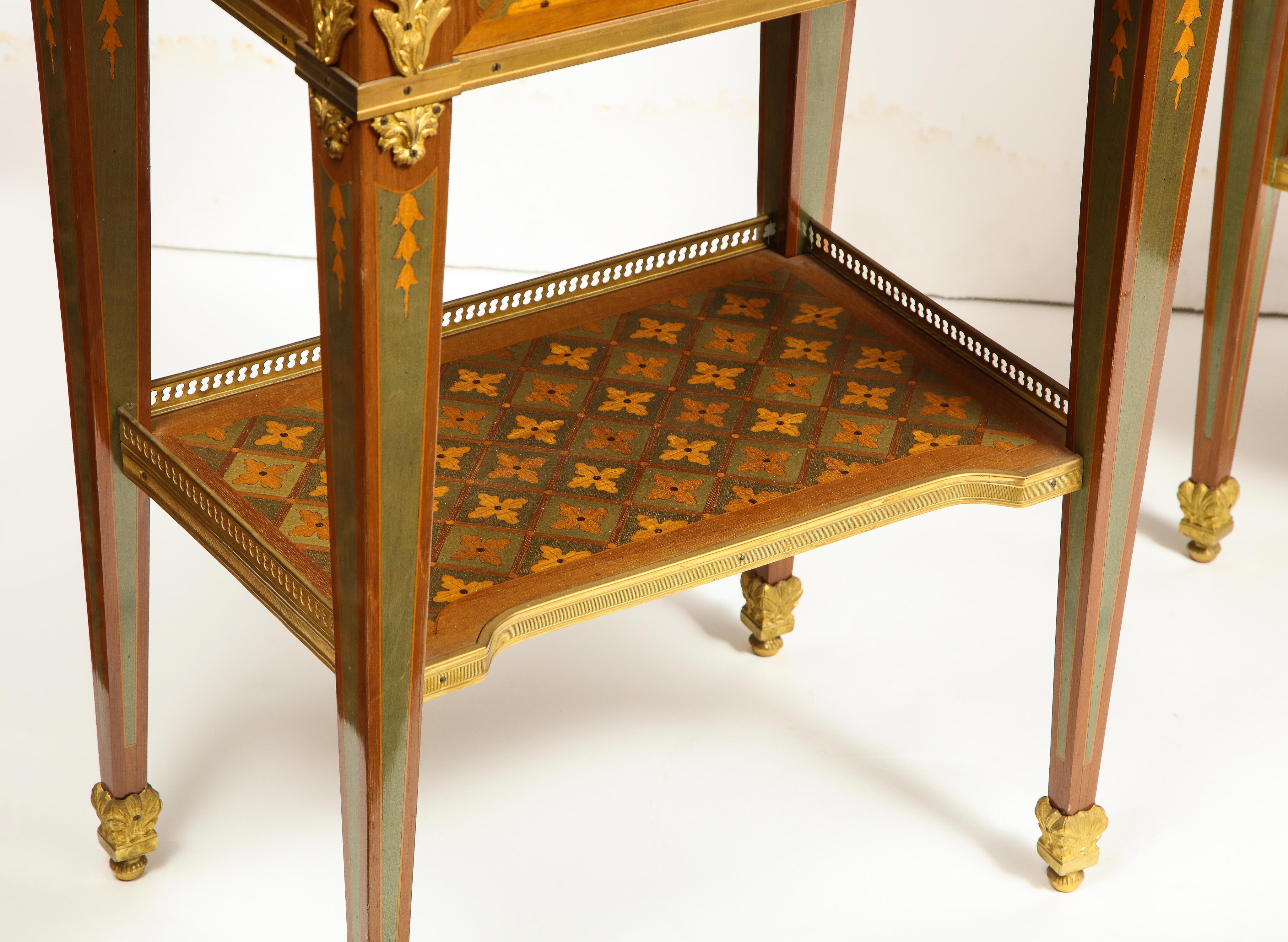 Exceptionnelle paire de tables d'appoint françaises en parqueterie et marqueterie montées en bronze doré en vente 3