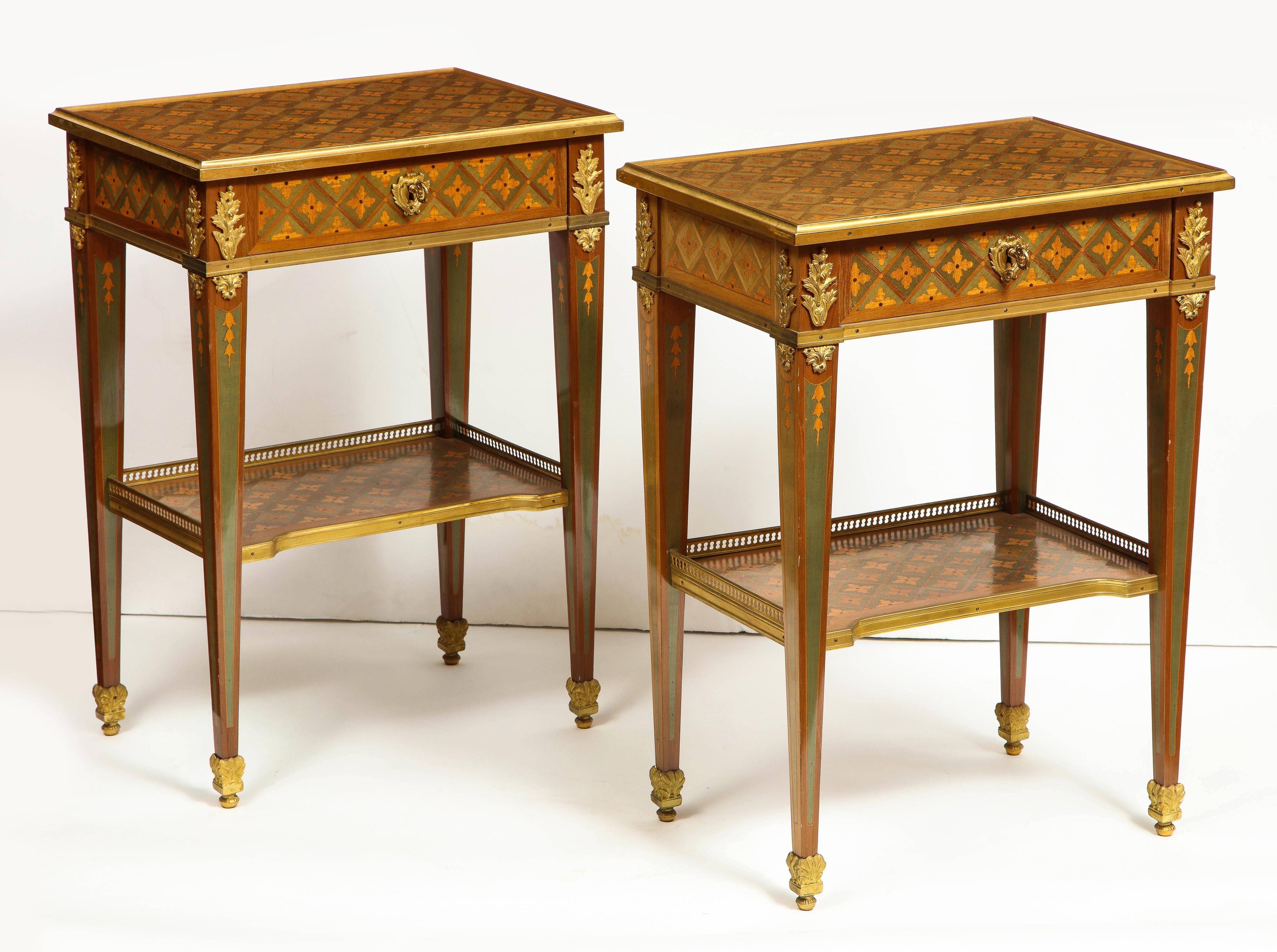 Ein außergewöhnliches Paar französischer Beistelltische im Louis-XVI-Stil mit Ormolu-Montierung und Intarsien, spätes 19. - frühes 20. Jahrhundert, in der Art von RVLC.

Diese Tische sind wirklich außergewöhnlich und reine Beispiele für