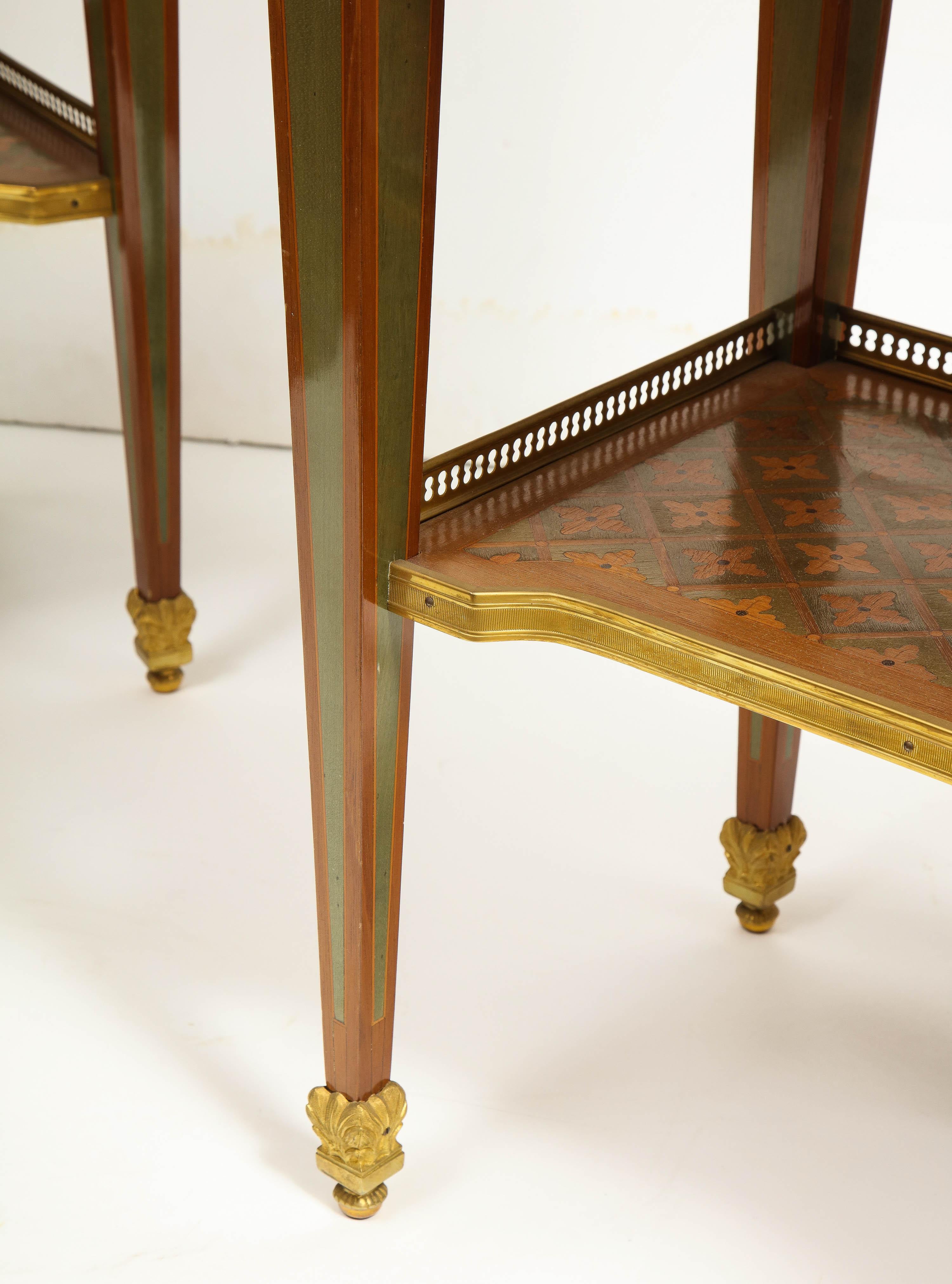 Bronze Exceptionnelle paire de tables d'appoint françaises en parqueterie et marqueterie montées en bronze doré en vente