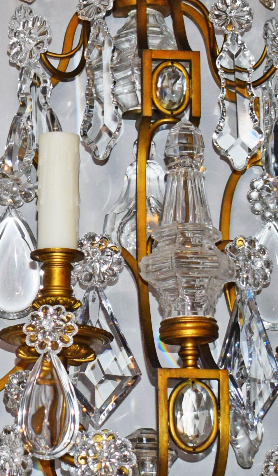 Cristal Exceptionnelle paire d'appliques murales en bronze doré et cristal de Baccarat en vente