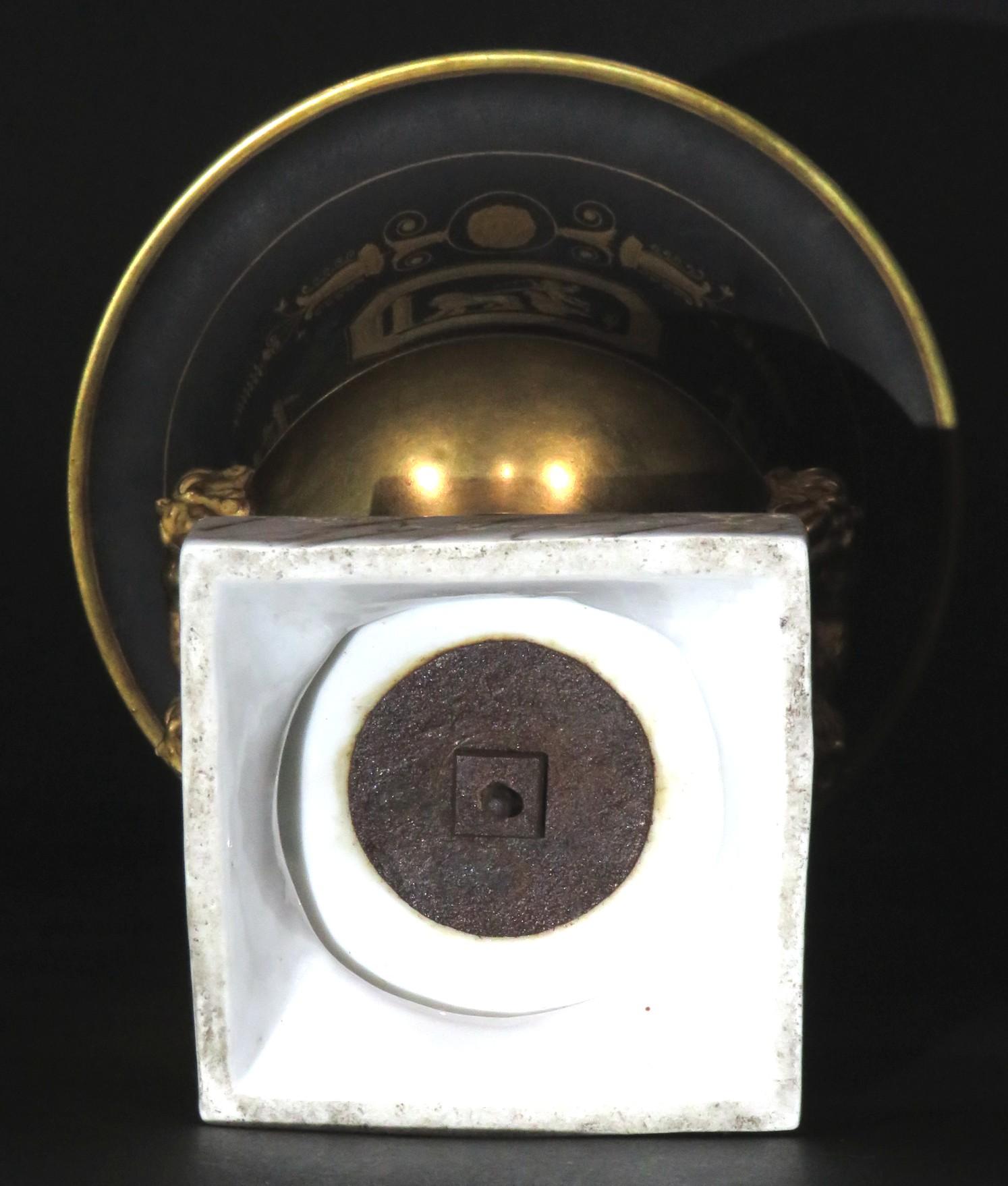 Excepcional pareja de jarrones con forma de campana de porcelana Old Paris, circa 1830 en venta 2