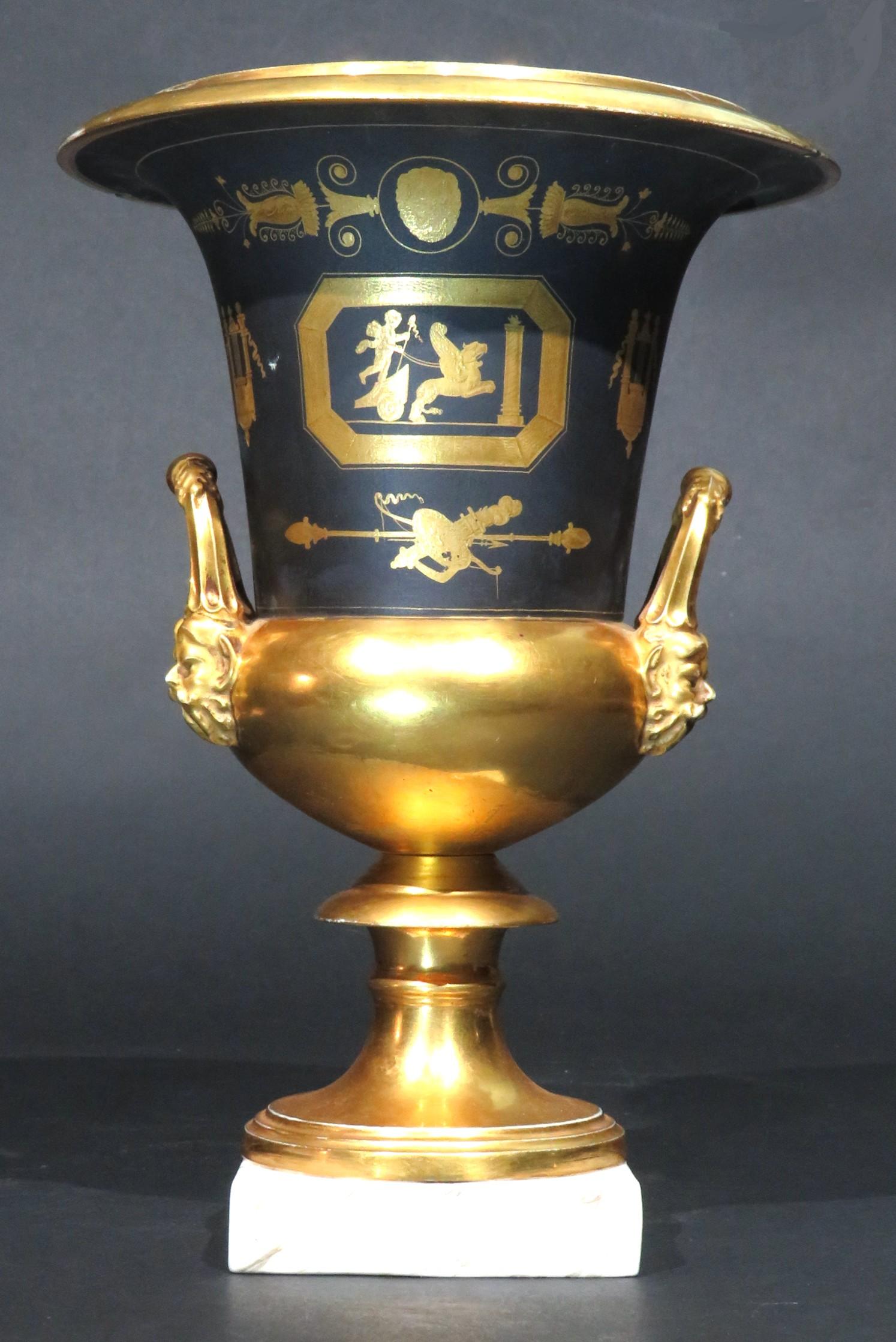 Excepcional pareja de jarrones con forma de campana de porcelana Old Paris, circa 1830 en venta 3