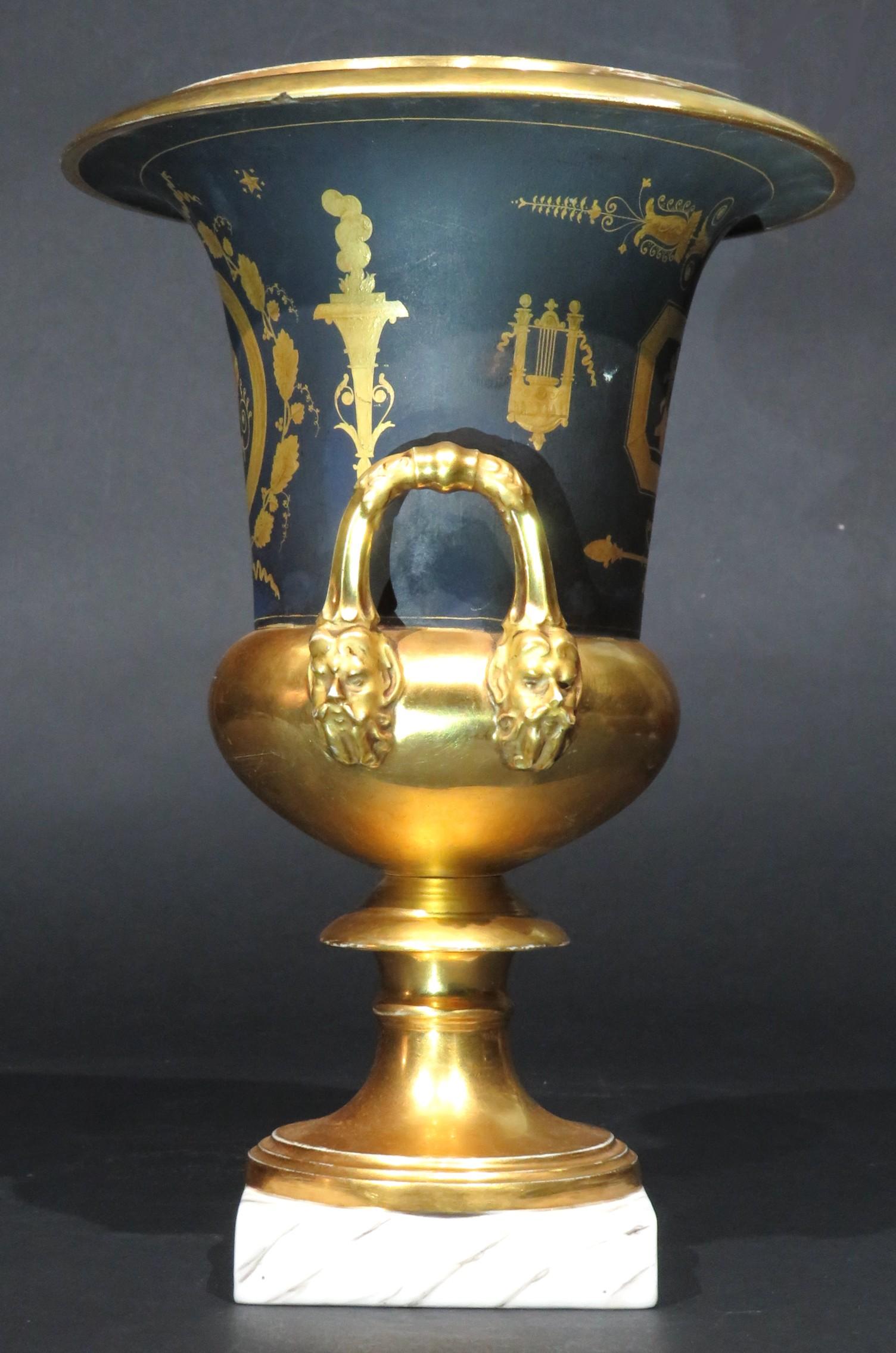 Excepcional pareja de jarrones con forma de campana de porcelana Old Paris, circa 1830 en venta 4