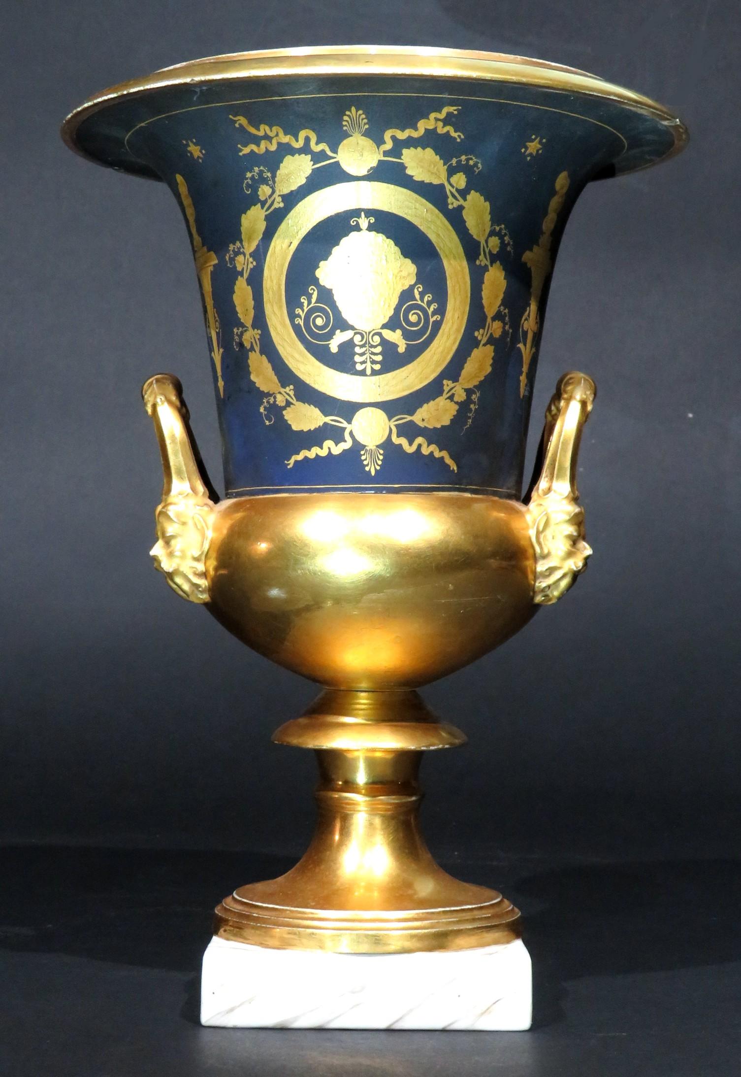 Excepcional pareja de jarrones con forma de campana de porcelana Old Paris, circa 1830 en venta 5