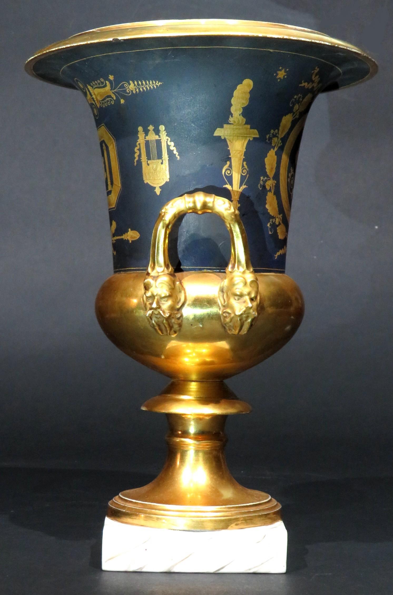 Excepcional pareja de jarrones con forma de campana de porcelana Old Paris, circa 1830 en venta 6