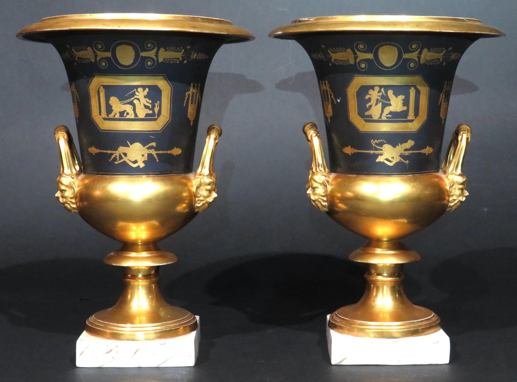 Excepcional pareja de jarrones con forma de campana de porcelana Old Paris, circa 1830 Carlos X en venta