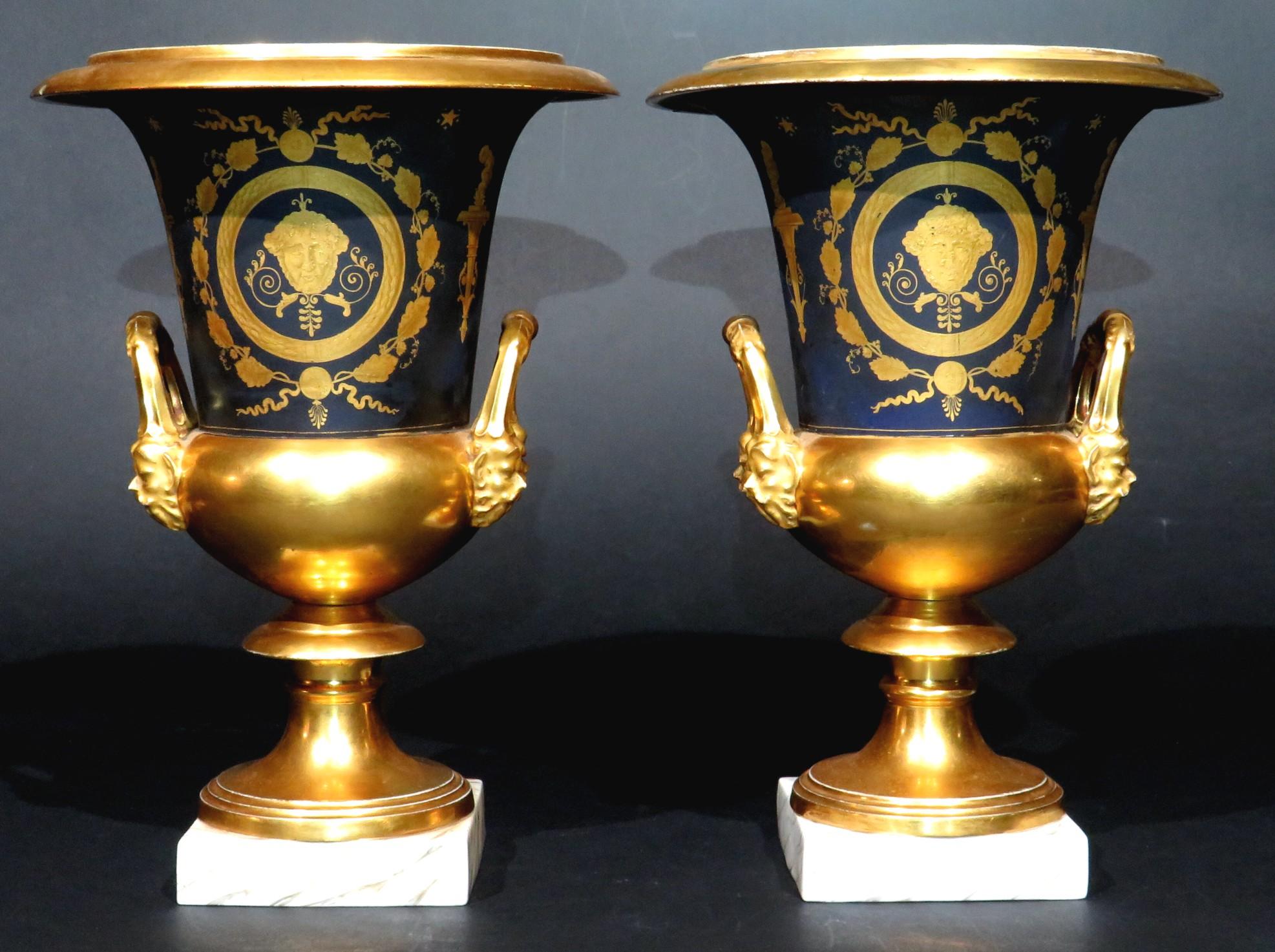 Excepcional pareja de jarrones con forma de campana de porcelana Old Paris, circa 1830 Francés en venta
