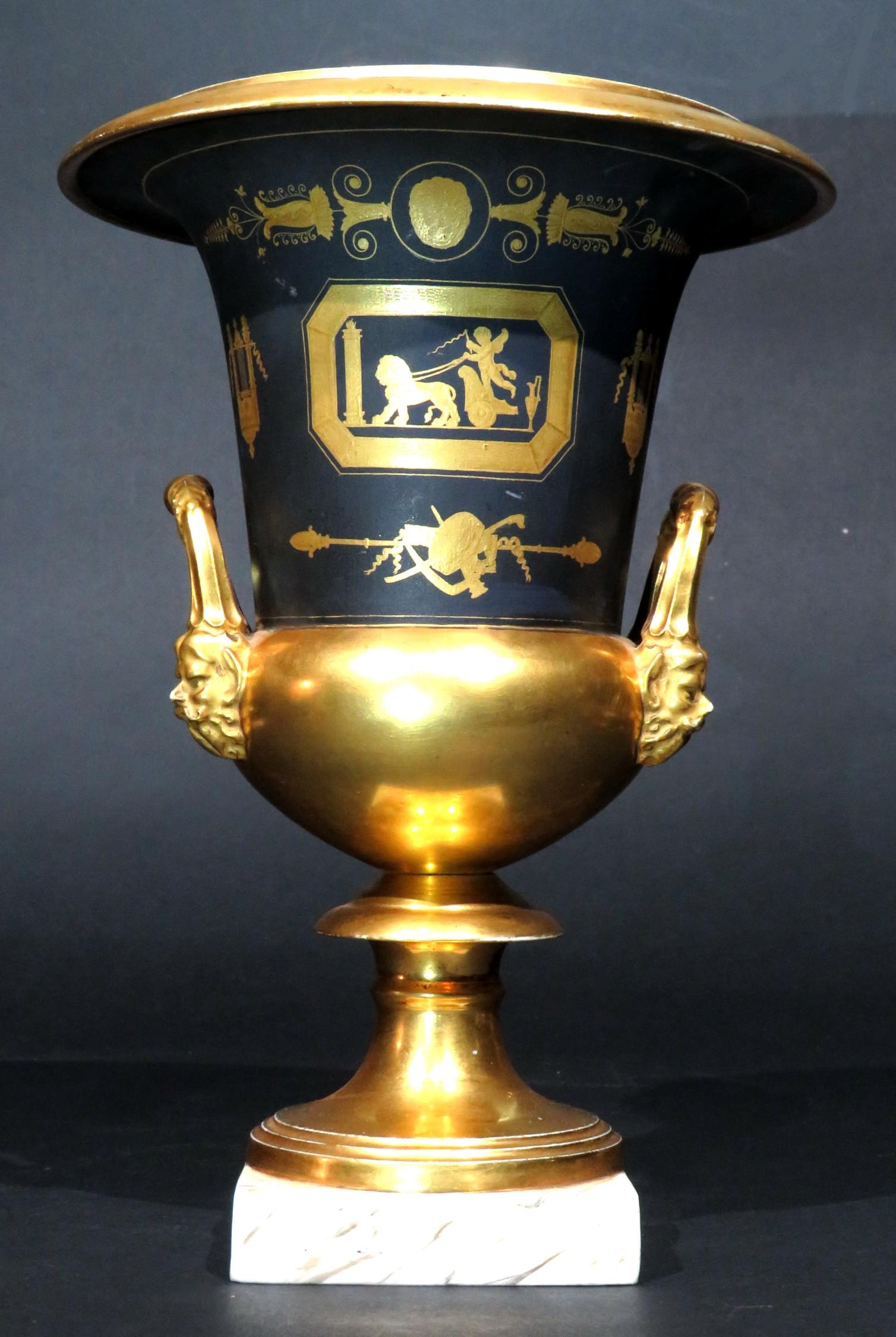 Excepcional pareja de jarrones con forma de campana de porcelana Old Paris, circa 1830 Dorado en venta