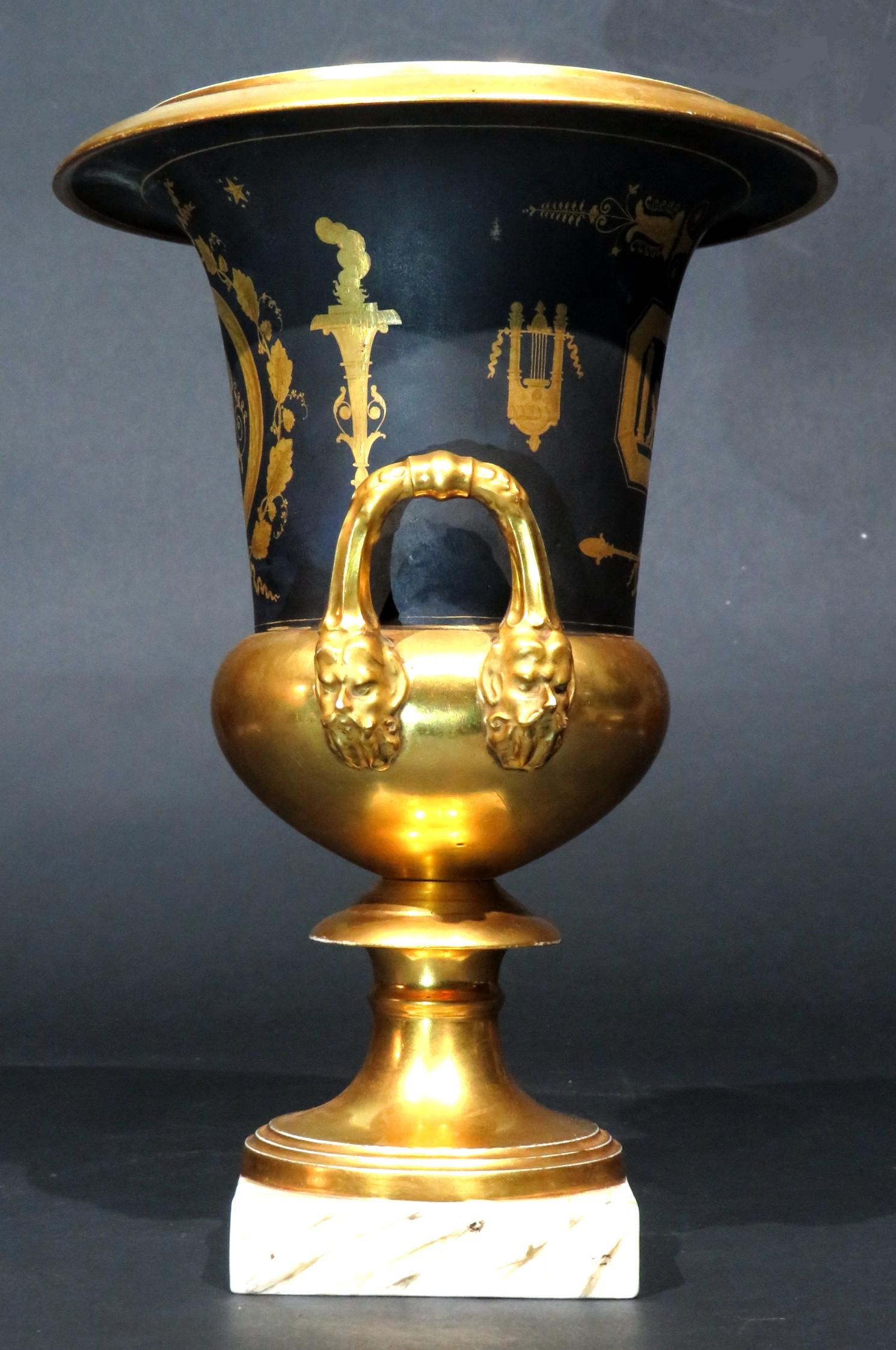Excepcional pareja de jarrones con forma de campana de porcelana Old Paris, circa 1830 en Bueno estado para la venta en Ottawa, Ontario