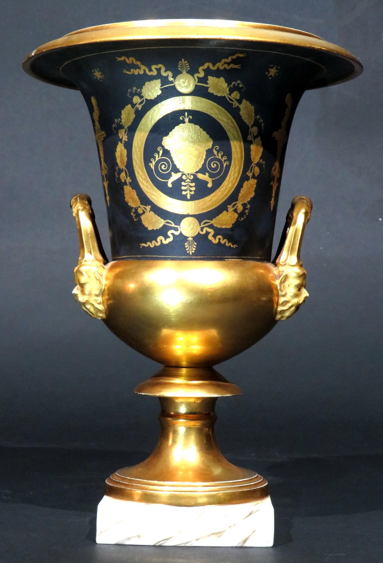 Excepcional pareja de jarrones con forma de campana de porcelana Old Paris, circa 1830 siglo XIX en venta
